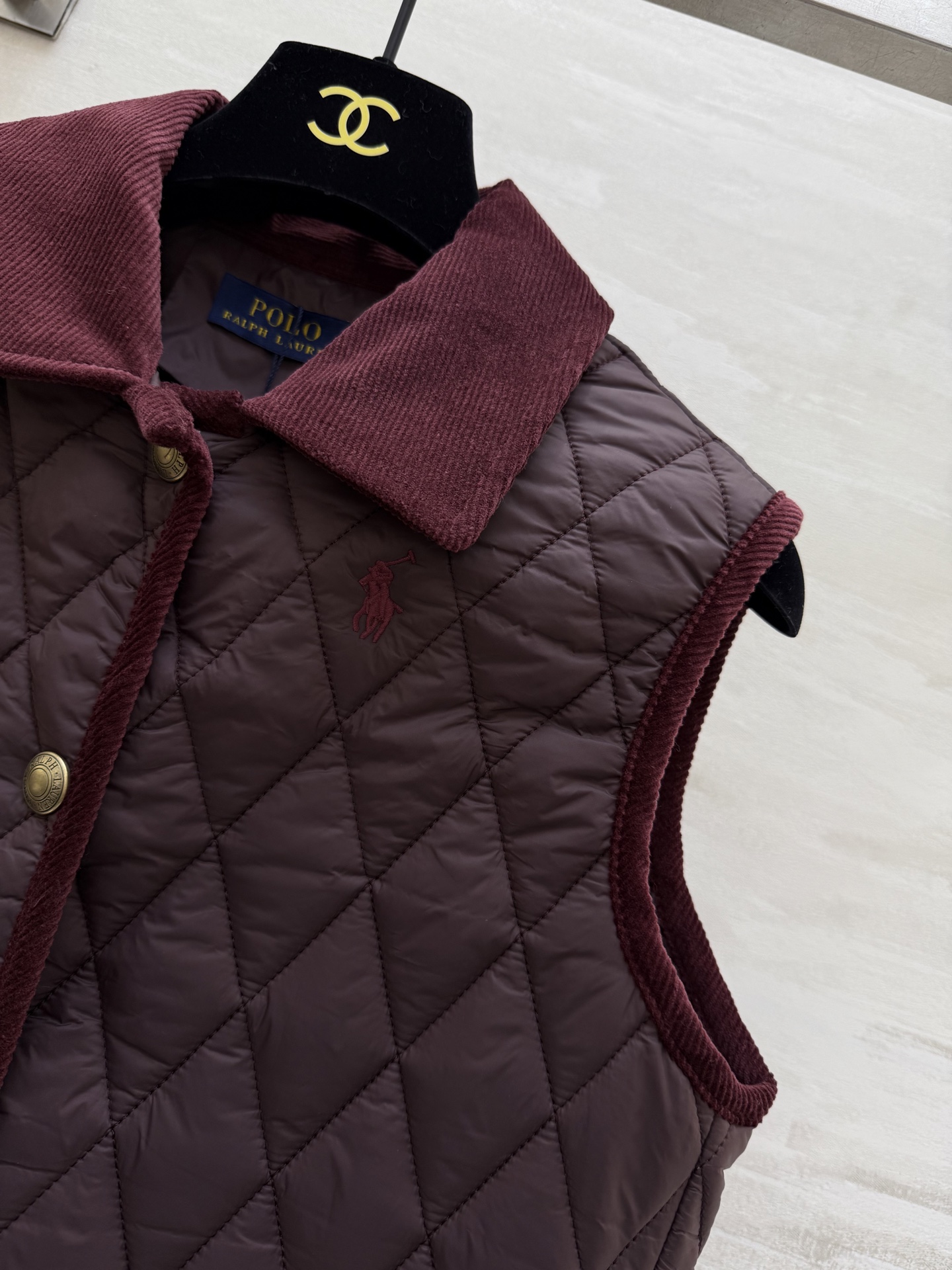 #拉夫劳伦紫标系列 菱格绗缝马甲 经典荾格纹＋绒面翻领 复古精致 金属纽扣点缀 细节满分！无袖马甲设计超