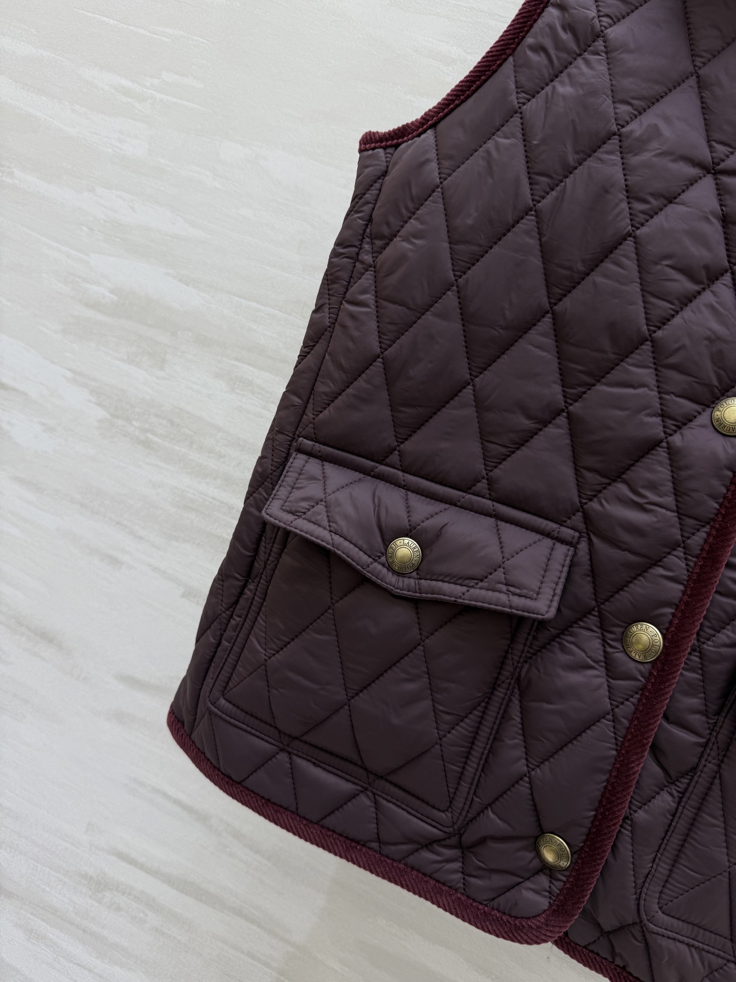 #拉夫劳伦紫标系列 菱格绗缝马甲 经典荾格纹＋绒面翻领 复古精致 金属纽扣点缀 细节满分！无袖马甲设计超