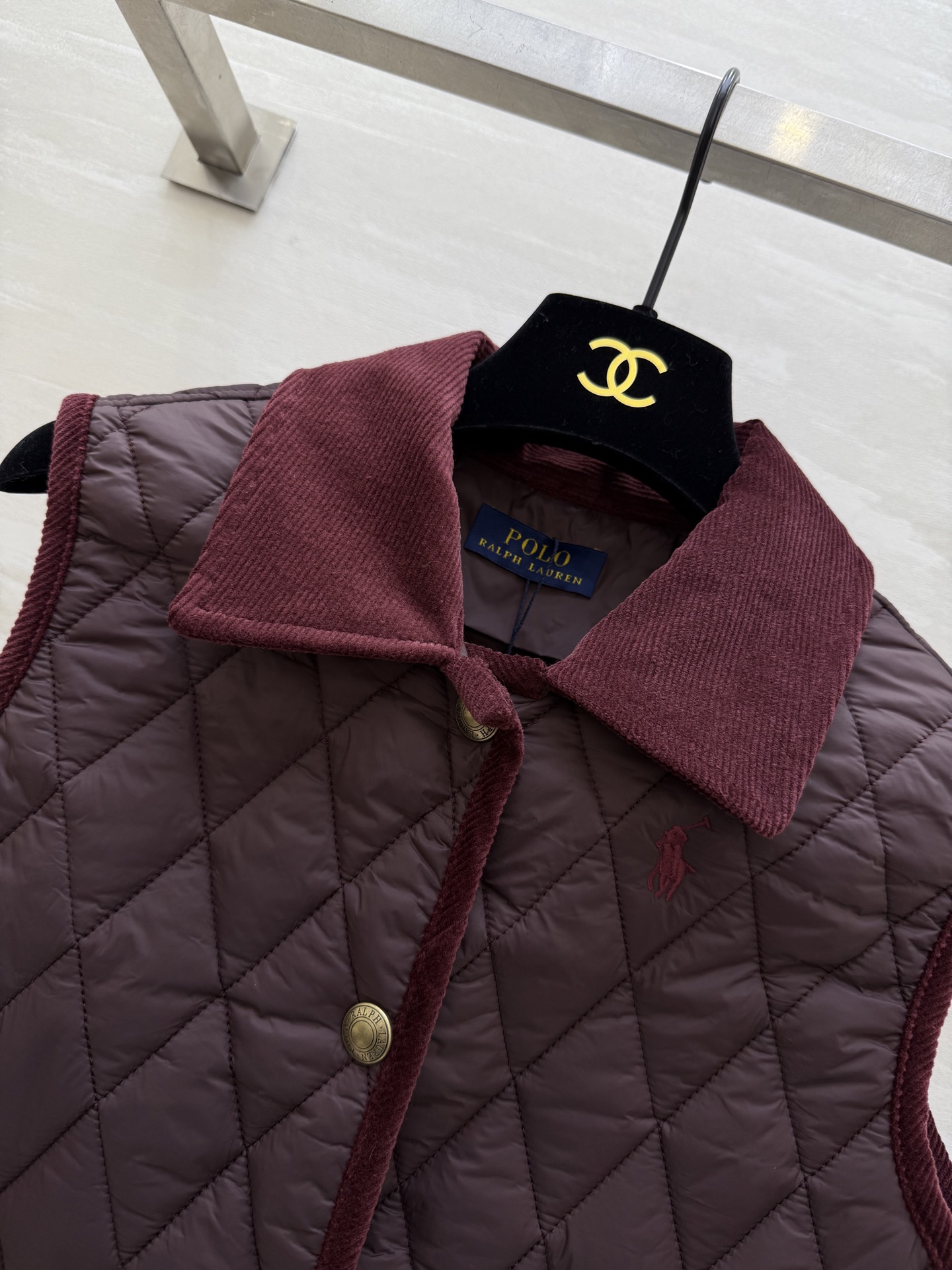 #拉夫劳伦紫标系列 菱格绗缝马甲 经典荾格纹＋绒面翻领 复古精致 金属纽扣点缀 细节满分！无袖马甲设计超