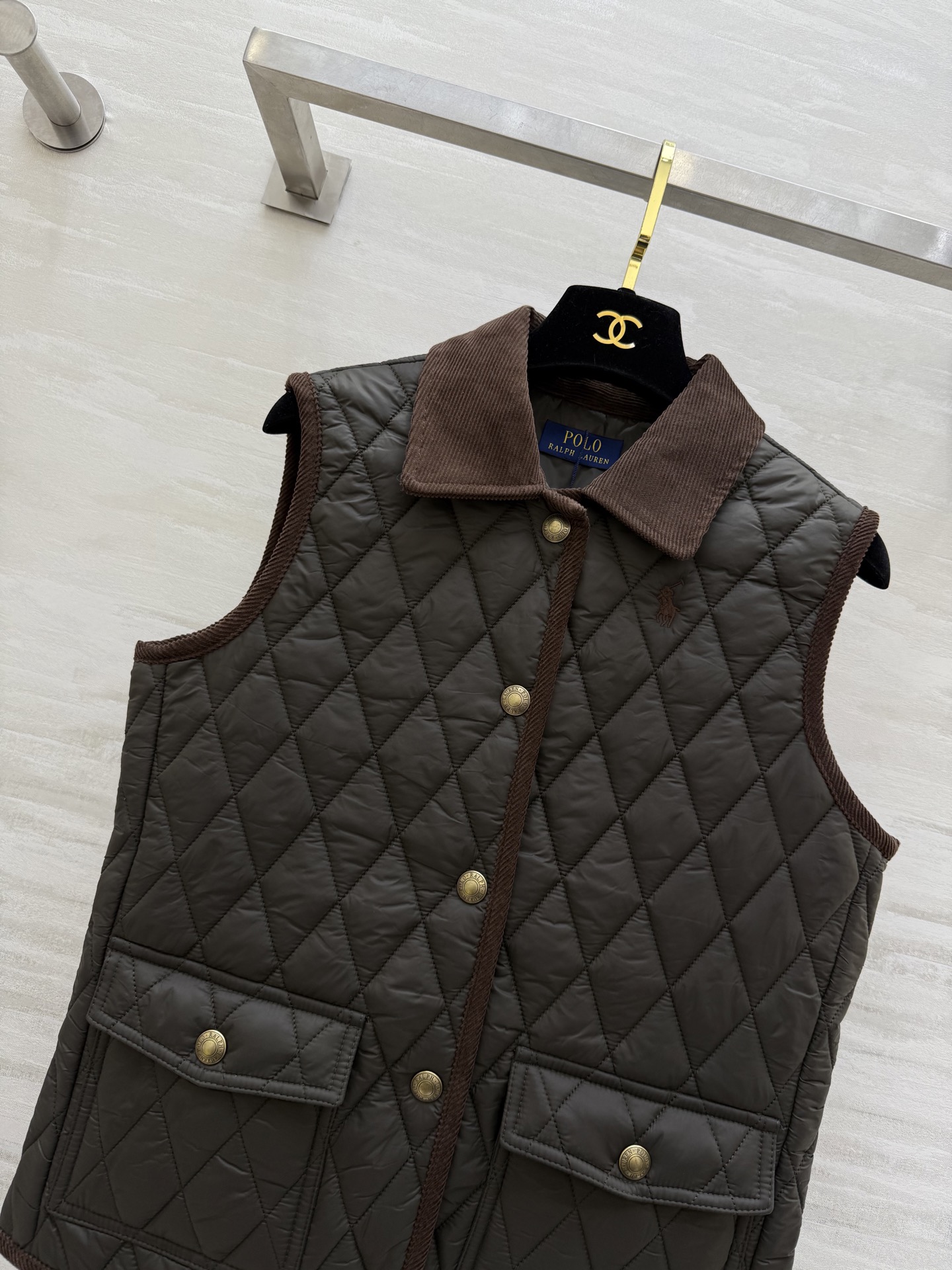 #拉夫劳伦紫标系列 菱格绗缝马甲 经典荾格纹＋绒面翻领 复古精致 金属纽扣点缀 细节满分！无袖马甲设计超