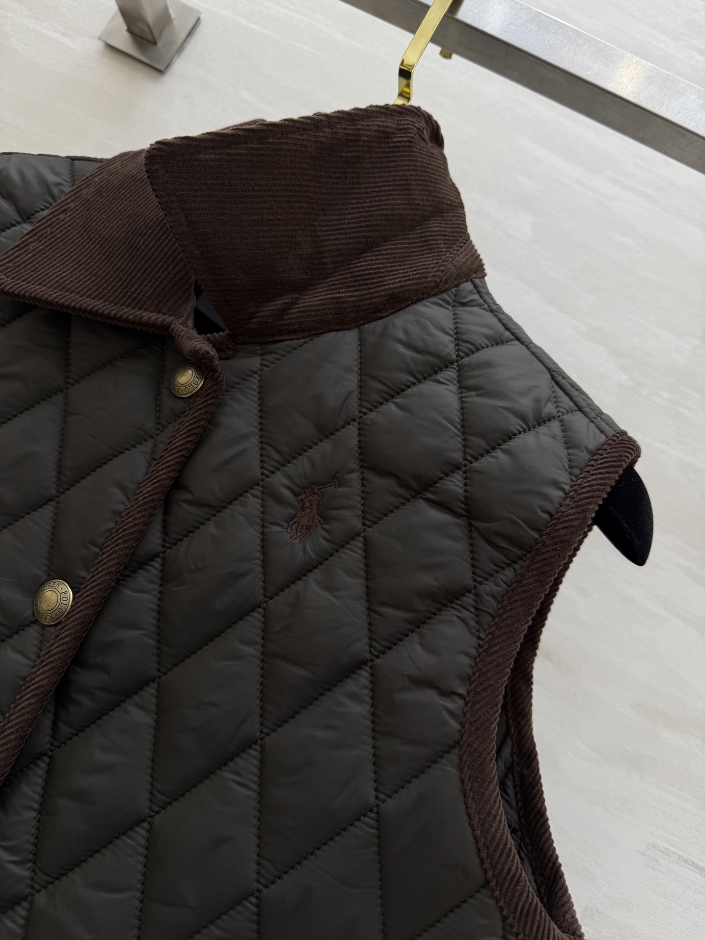 #拉夫劳伦紫标系列 菱格绗缝马甲 经典荾格纹＋绒面翻领 复古精致 金属纽扣点缀 细节满分！无袖马甲设计超