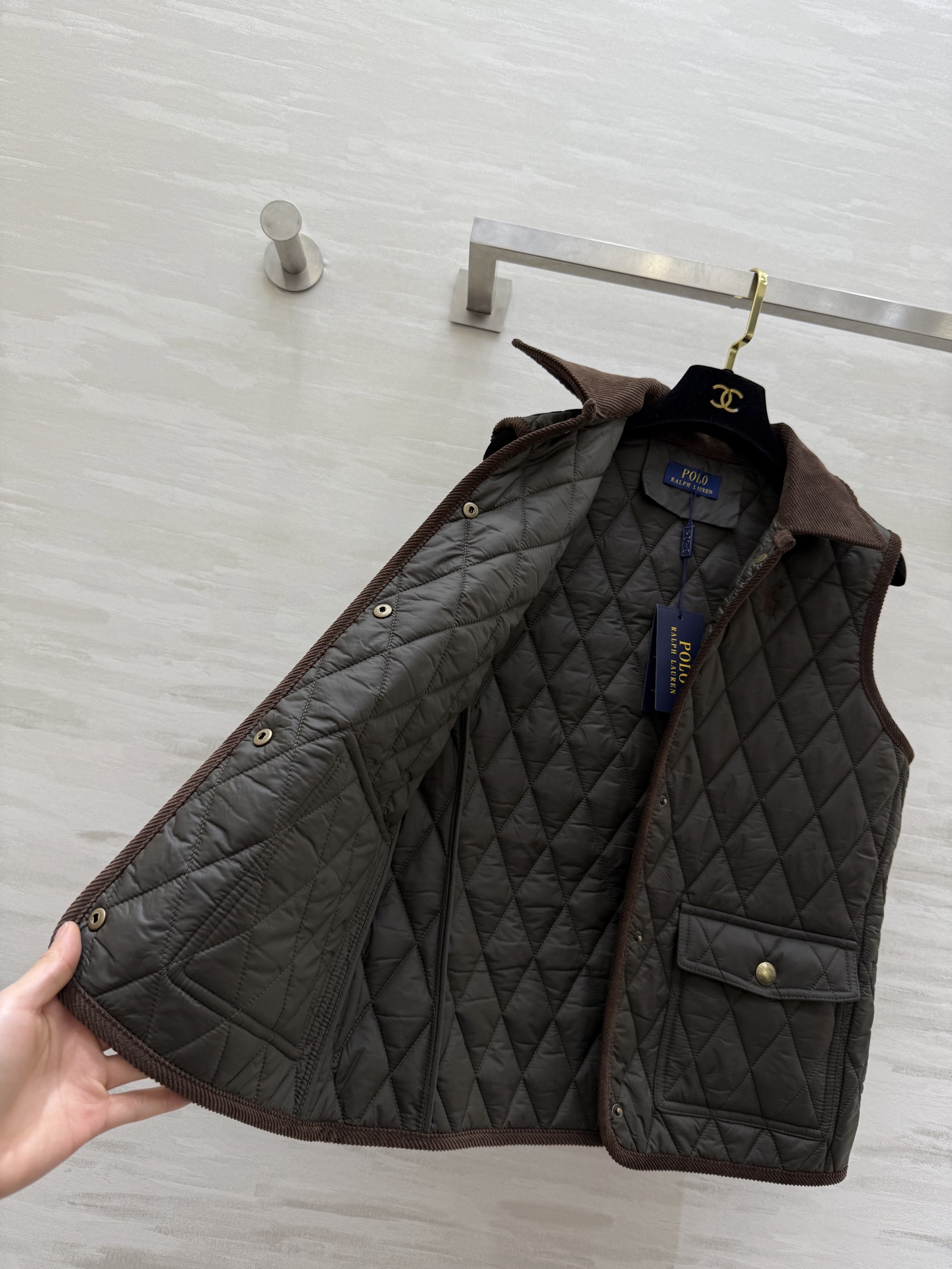 #拉夫劳伦紫标系列 菱格绗缝马甲 经典荾格纹＋绒面翻领 复古精致 金属纽扣点缀 细节满分！无袖马甲设计超