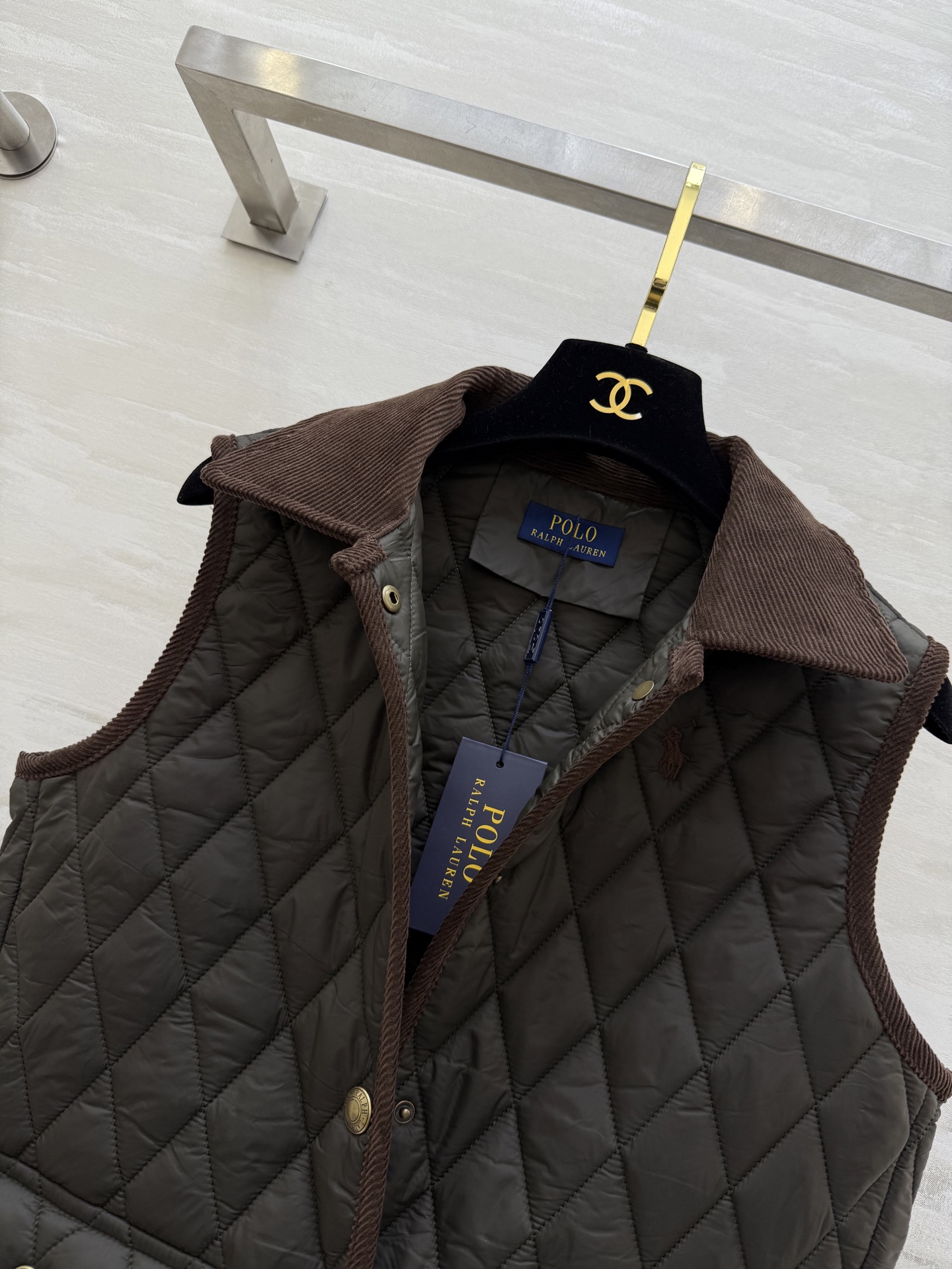 #拉夫劳伦紫标系列 菱格绗缝马甲 经典荾格纹＋绒面翻领 复古精致 金属纽扣点缀 细节满分！无袖马甲设计超