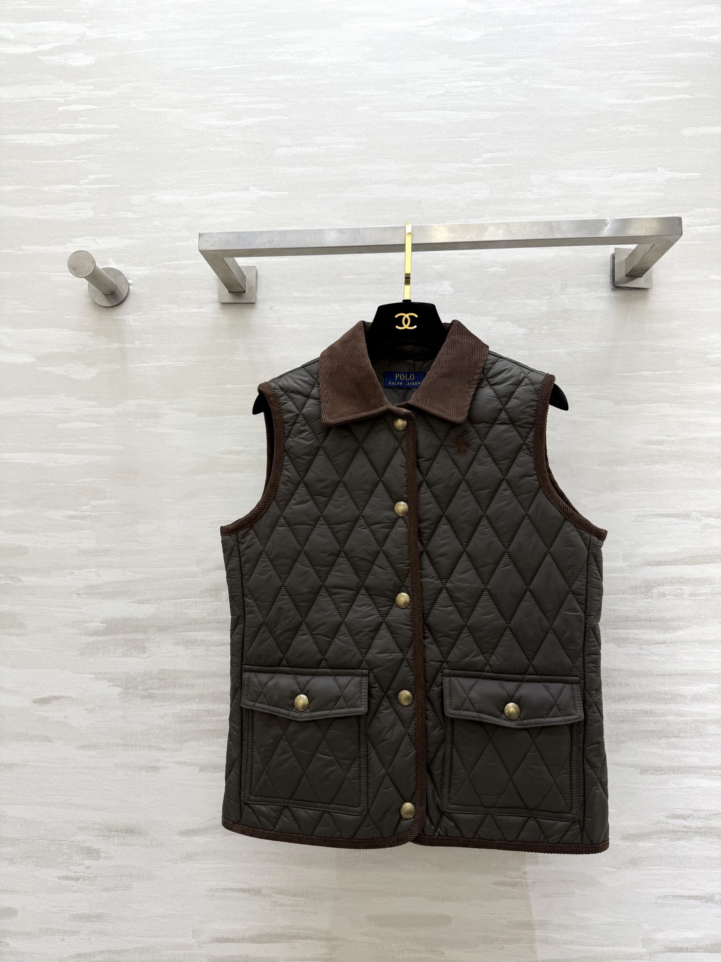 NO:683982,#ralphlaurenpurplelabelseries diamond quilted vest, classic zigzag pattern + suede lapel, retro and exquisite, metal button embellishment, perfect details!  Sleeveless vest design is super versatile!  High quality, available in stock first size S/M/L (S size bust 92, length 56),,19860909#拉夫劳伦紫标系列 菱格绗缝马甲 经典荾格纹＋绒面翻领 复古精致 金属纽扣点缀 细节满分！无袖马甲设计超百搭！高品质 现货首发sizeS/M/L（s码胸围92,衣长56）,,,Women's clothing