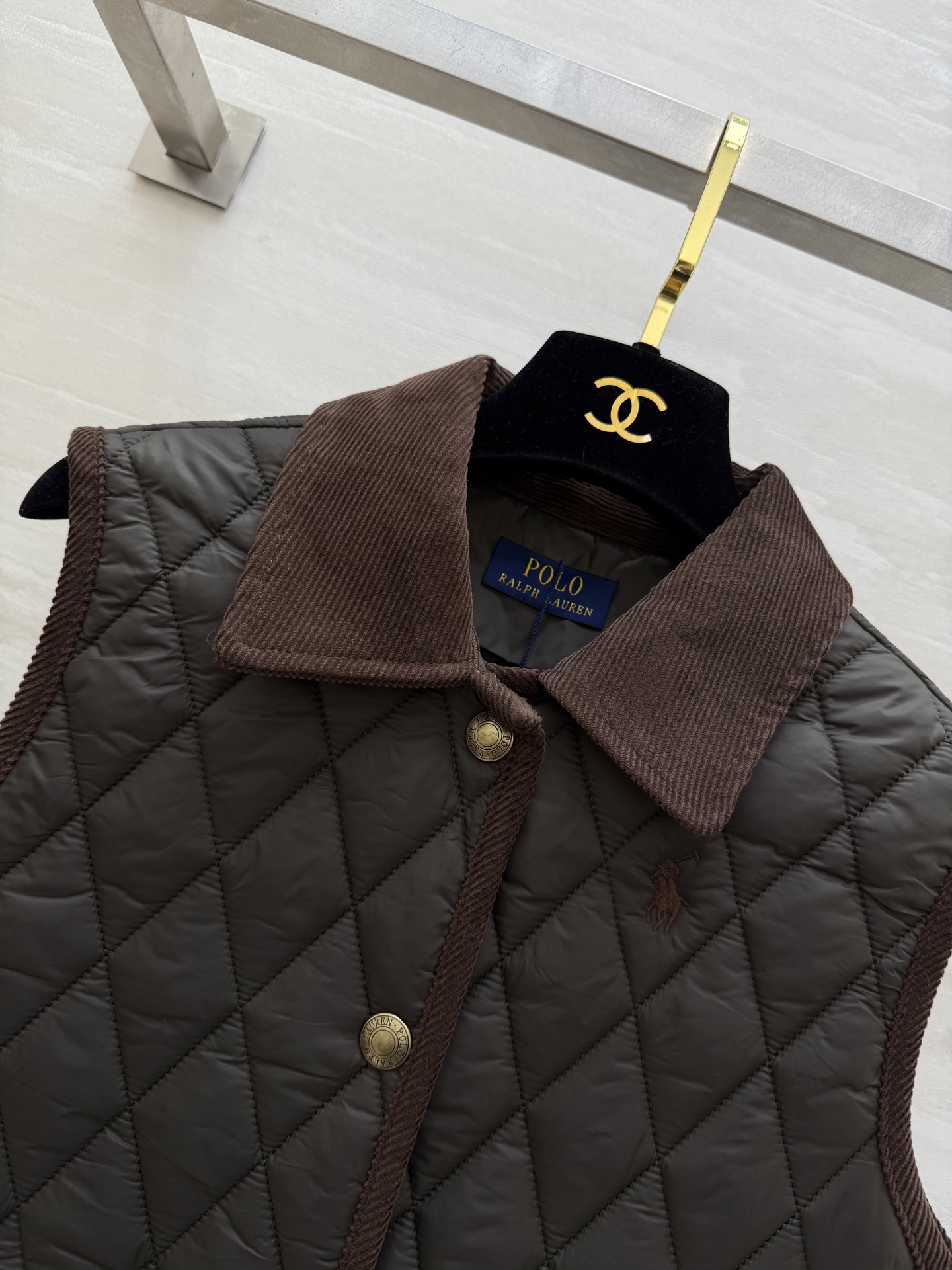 #拉夫劳伦紫标系列 菱格绗缝马甲 经典荾格纹＋绒面翻领 复古精致 金属纽扣点缀 细节满分！无袖马甲设计超