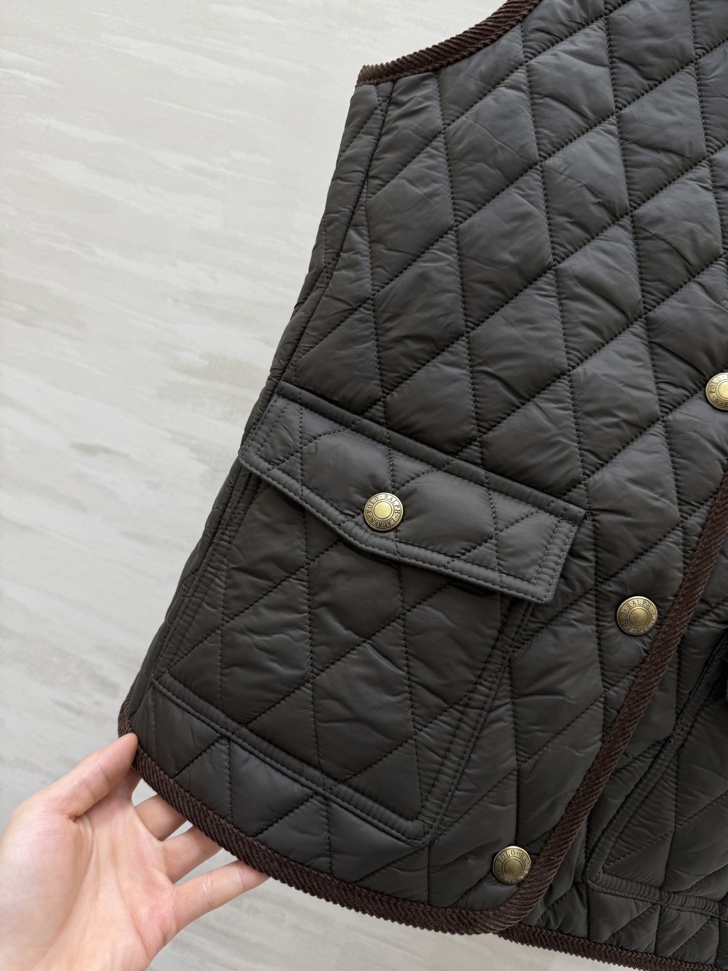 #拉夫劳伦紫标系列 菱格绗缝马甲 经典荾格纹＋绒面翻领 复古精致 金属纽扣点缀 细节满分！无袖马甲设计超