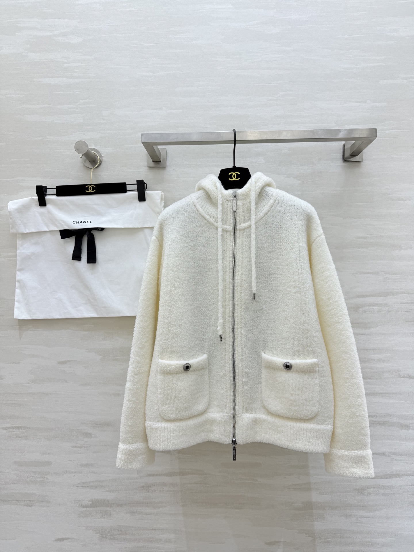NO:684010,#ChaneN Ski Series Hooded Velvet Knitted Jacket Original Development High Quality Customized Ready Available Size36/38/40,,chanel,jackets & coats,hats,19860909#ChaneN 滑雪系列 连帽绒感针织外套 原版开发 高品质定制 现货首发size36/38/40,,chanel,jackets & coats,hats,,Women's clothing