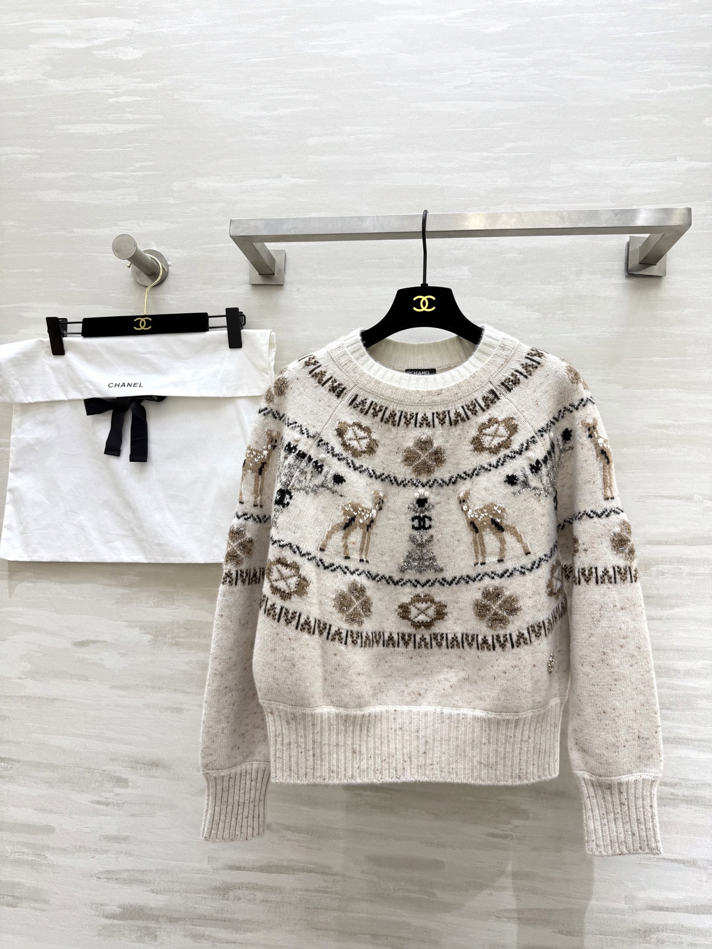 NO:684031,#ChaneN Ski Series Elk yarn sweater Elk pattern + Christmas tree color The upper body is full of Christmas atmosphere Original development High-quality customization Available in stock for the first time size 36/38/40,,chanel,sweaters,19860909#ChaneN 滑雪系列 麋鹿彩纱毛衣 麋鹿图案+圣诞树配色 上身满满圣诞气氛 原版开发 高品质定制 现货首发size36/38/40,,chanel,sweaters,,Women's clothing