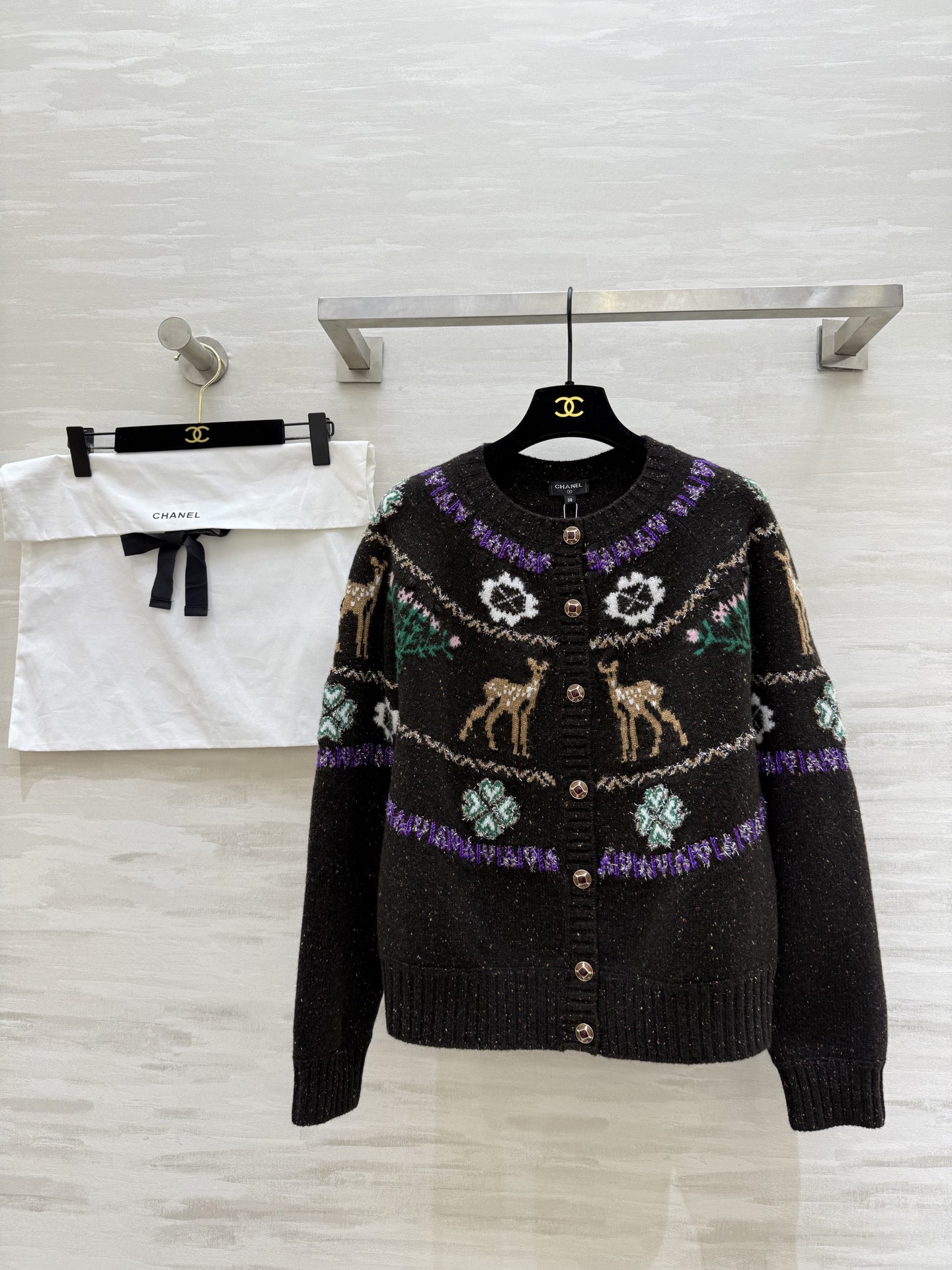 NO:684058,#ChaneN Ski Series Elk gauze cardigan Elk pattern + Christmas tree color The upper body is full of Christmas atmosphere Original development High-quality customization Available in stock for the first time size 36/38/40,,chanel,19860909#ChaneN 滑雪系列 麋鹿彩纱开衫 麋鹿图案+圣诞树配色 上身满满圣诞气氛 原版开发 高品质定制 现货首发size36/38/40,,chanel,,Women's clothing