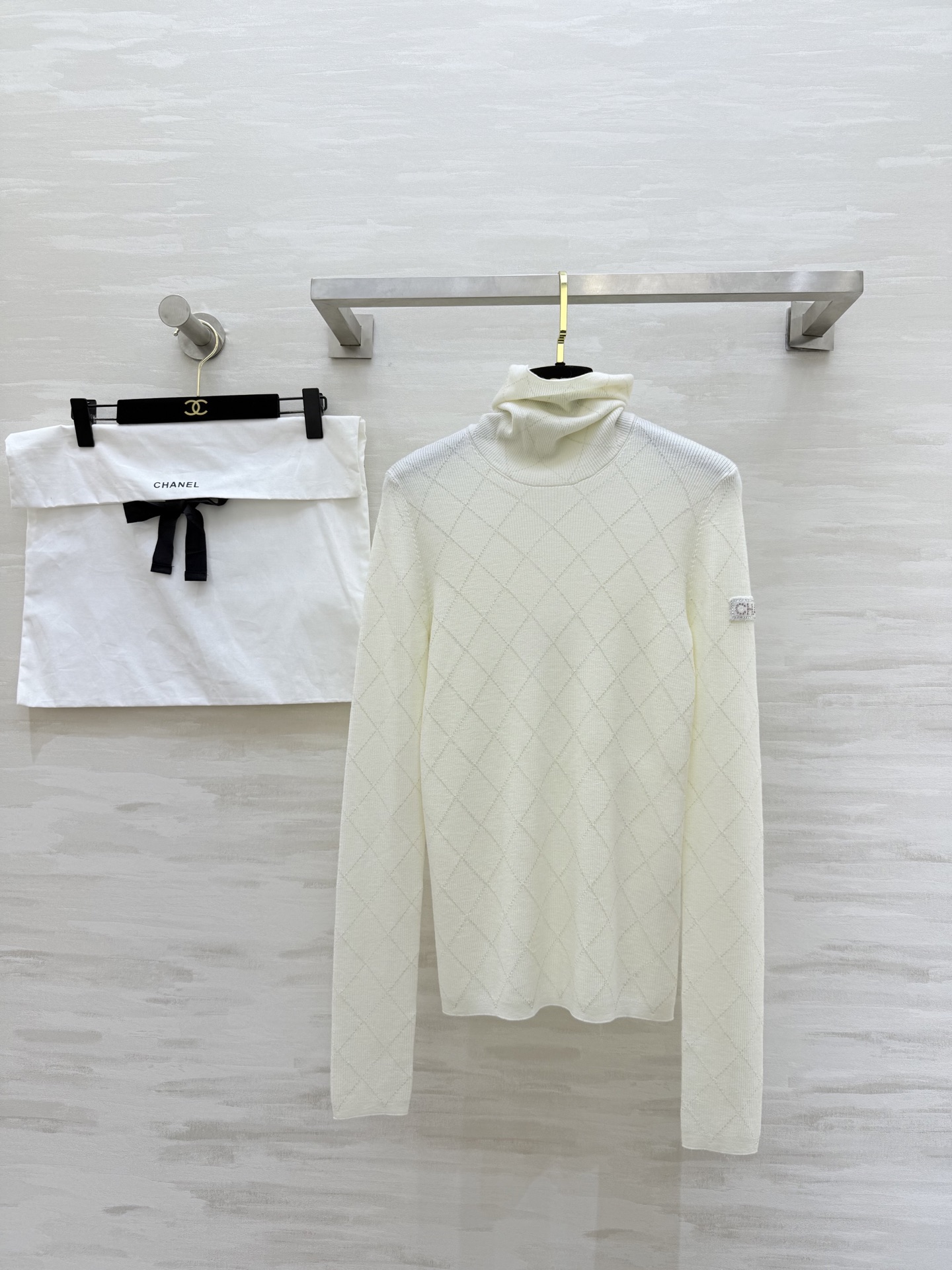 NO:684061,#ChaneN Ski Series High-neck long-sleeved bottoming Original customized yarn Using 18-needle hanging wool technology Adding ultra-fine gold and silver threads to the fabric can be the same as the original. Ready-made clothes give people a shiny feeling Exquisite logo rhinestones on the left arm The upper body is slimming High-quality customization Available in stock for the first time size 36/38/40 (,,chanel,19860909#ChaneN 滑雪系列 高领长袖打底 原版定制纱线 采用18针挂毛工艺 织物里添加超细金银丝 才能与原版一样 成衣给人一种亮闪闪的感觉 左臂精致logo水钻 上身巨显瘦 高品质定制 现货首发size36/38/40（,,chanel,,Women's clothing