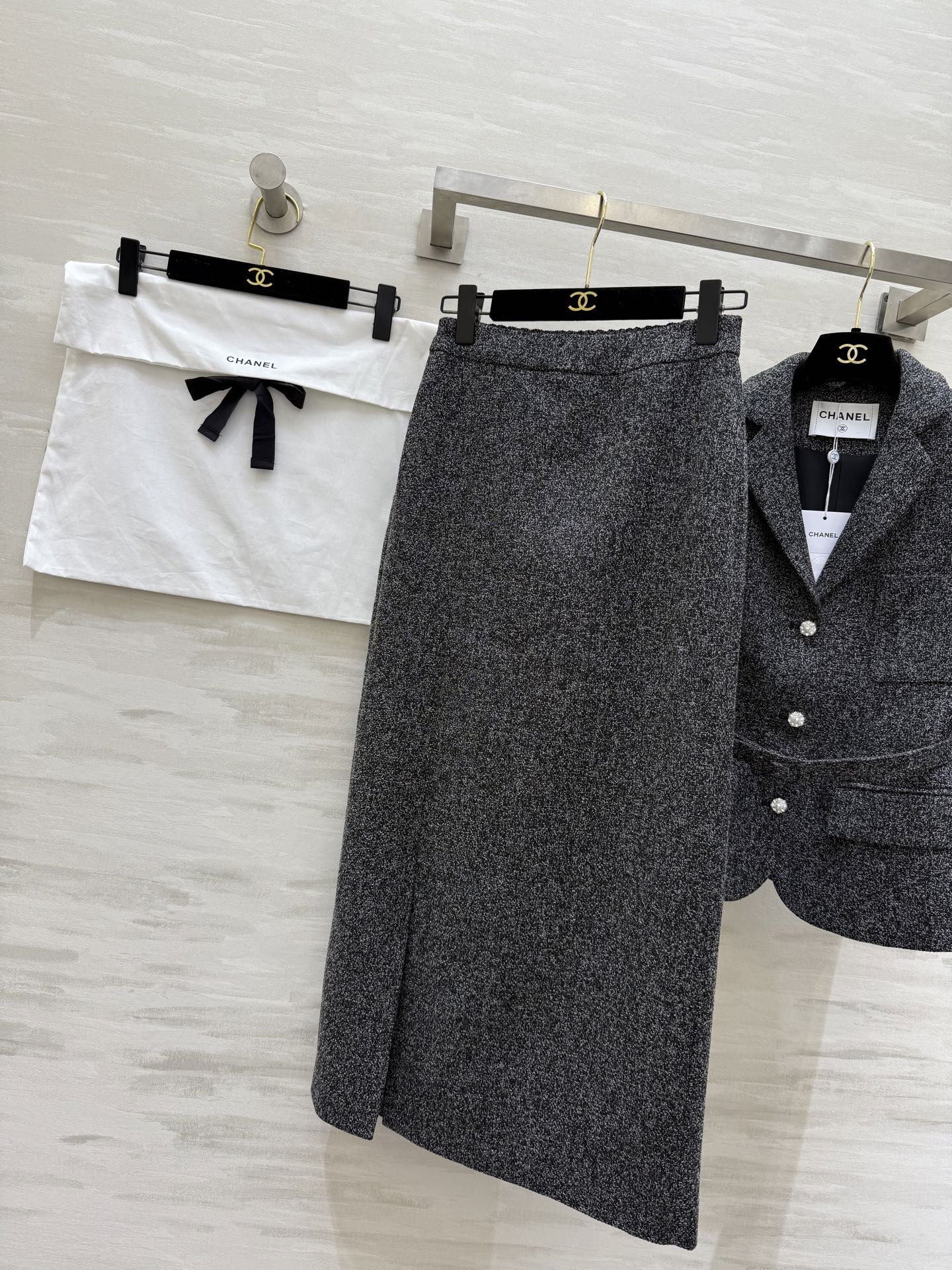 #Chane♡²⁶新款 粗花呢套装 黑灰混纺面料 低调有质感 上衣V领收腰设计 三颗珍珠扣超有法式优雅氛