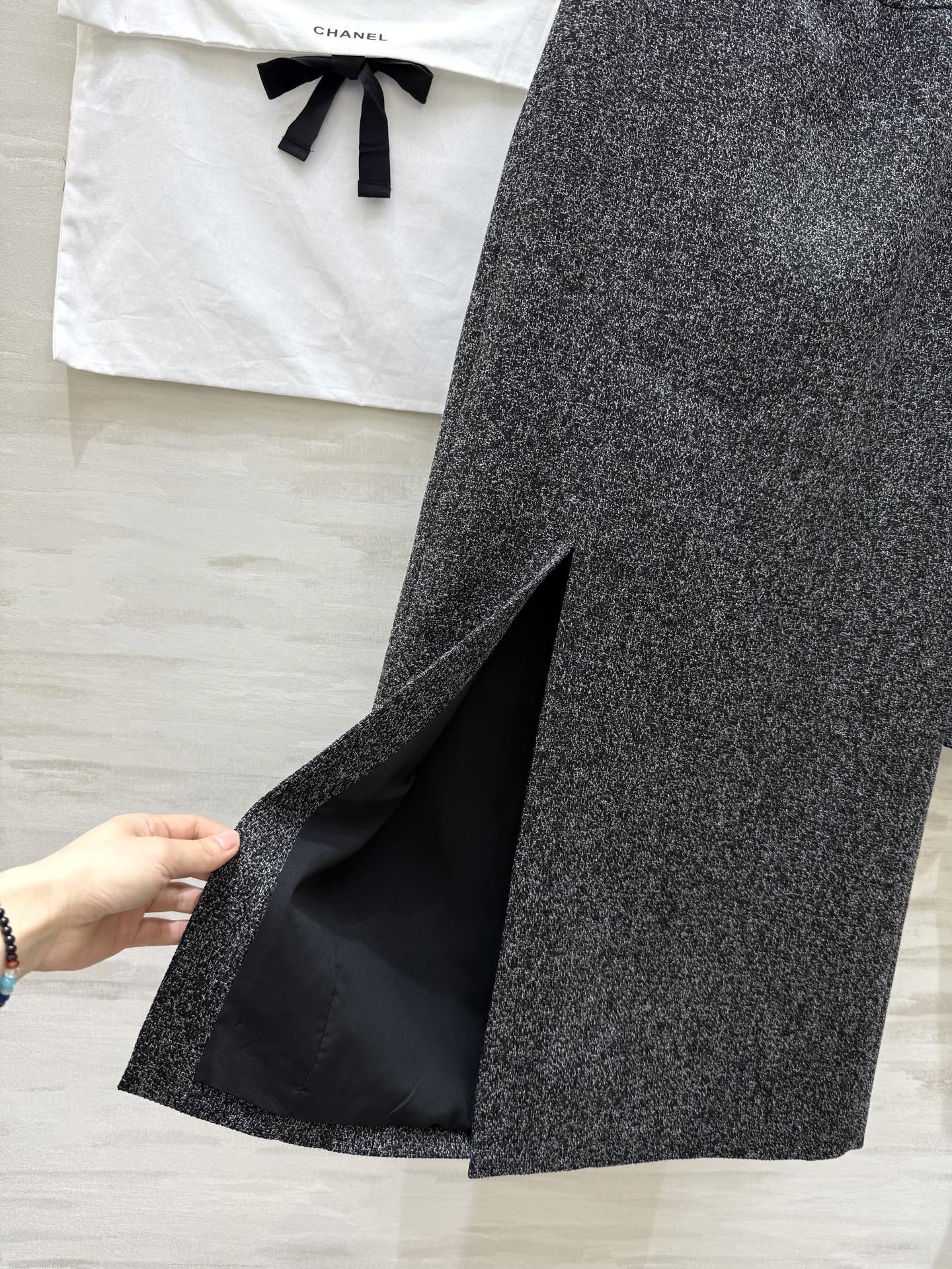 #Chane♡²⁶新款 粗花呢套装 黑灰混纺面料 低调有质感 上衣V领收腰设计 三颗珍珠扣超有法式优雅氛