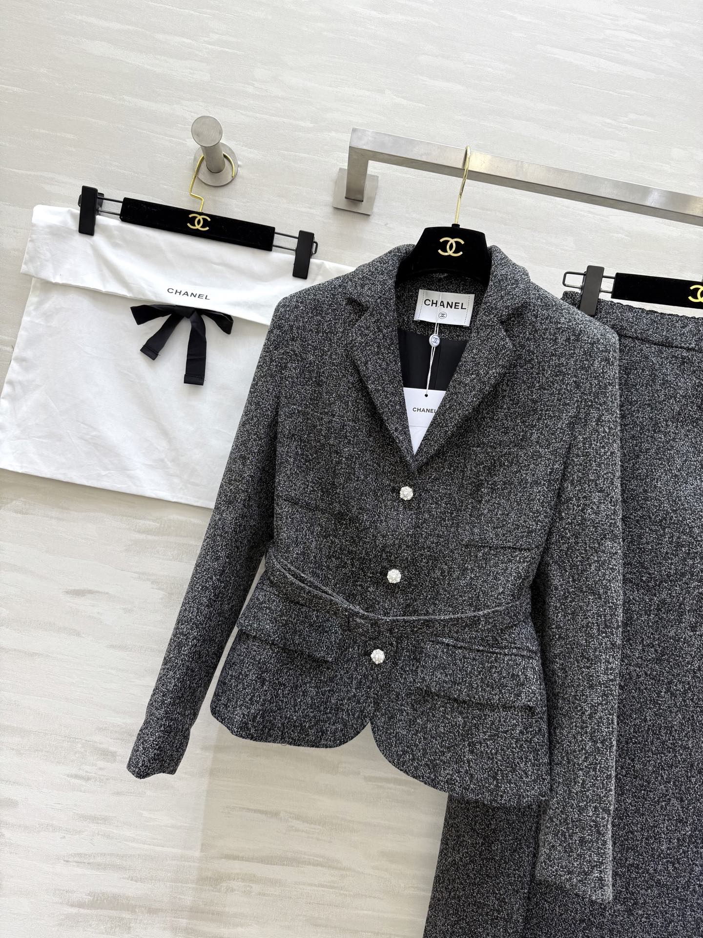 #Chane♡²⁶新款 粗花呢套装 黑灰混纺面料 低调有质感 上衣V领收腰设计 三颗珍珠扣超有法式优雅氛