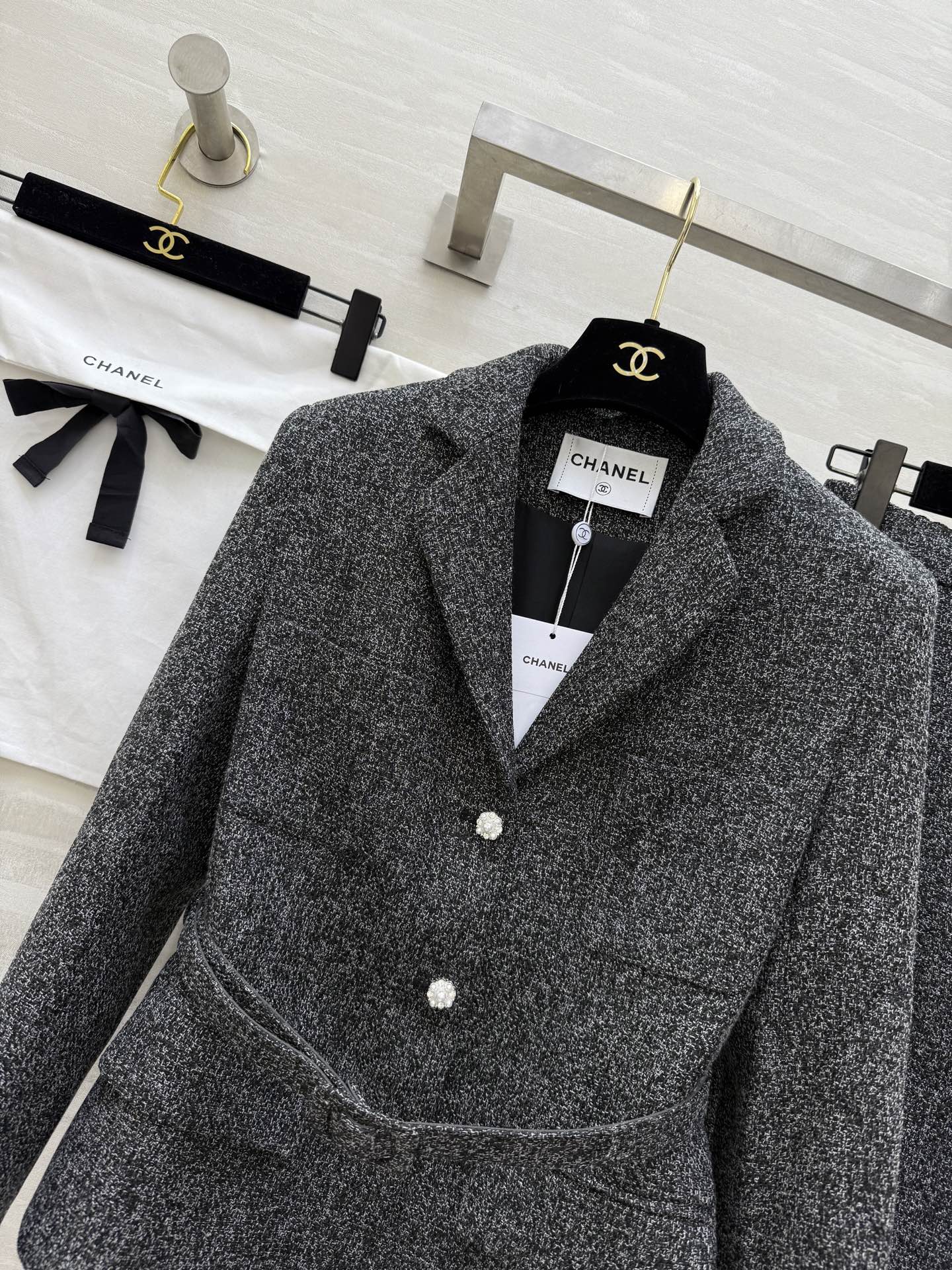 #Chane♡²⁶新款 粗花呢套装 黑灰混纺面料 低调有质感 上衣V领收腰设计 三颗珍珠扣超有法式优雅氛