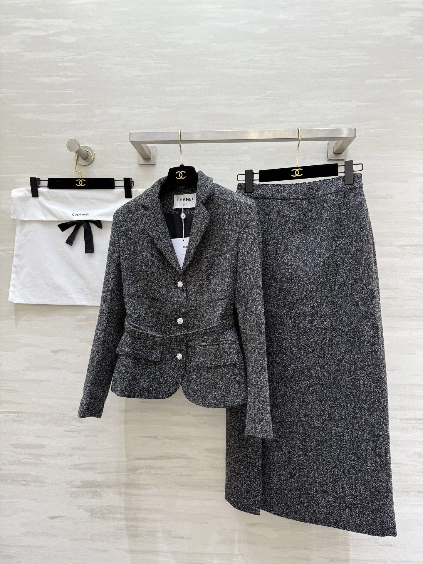 NO:684897,#Chane's new tweed suit, black and gray blended fabric, low-key and textured, top V-neck waist design, three pearl buttons for a super French elegant atmosphere, skirt slit design, walking smart and tall, just the right drape, not clinging to the legs, making you look slimmer, overall 'old money style' relaxed and noble, can be easily used for commuting and parties!  High-quality customization, available in stock now, size 36/38/40/42 (size 36, shoulder width 37, bust 94, length 57, skirt waist 62, skirt length 88),,chanel,skirts,19860909#Chane新款 粗花呢套装 黑灰混纺面料 低调有质感 上衣V领收腰设计 三颗珍珠扣超有法式优雅氛围感 半裙开叉设计 走路灵动又显高 垂坠感刚刚好 不贴腿更显瘦 整体“老钱风”松驰贵气 通勤、聚会都能轻松驾驭！高品质定制 现货首发size36/38/40/42（36码肩宽37,胸围94,衣长57,半裙腰围62,裙长88）,,chanel,skirts,,Women's clothing