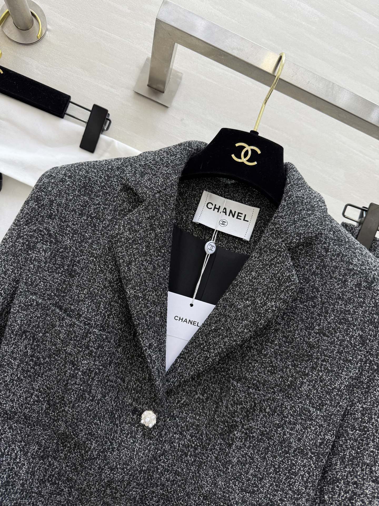 #Chane♡²⁶新款 粗花呢套装 黑灰混纺面料 低调有质感 上衣V领收腰设计 三颗珍珠扣超有法式优雅氛