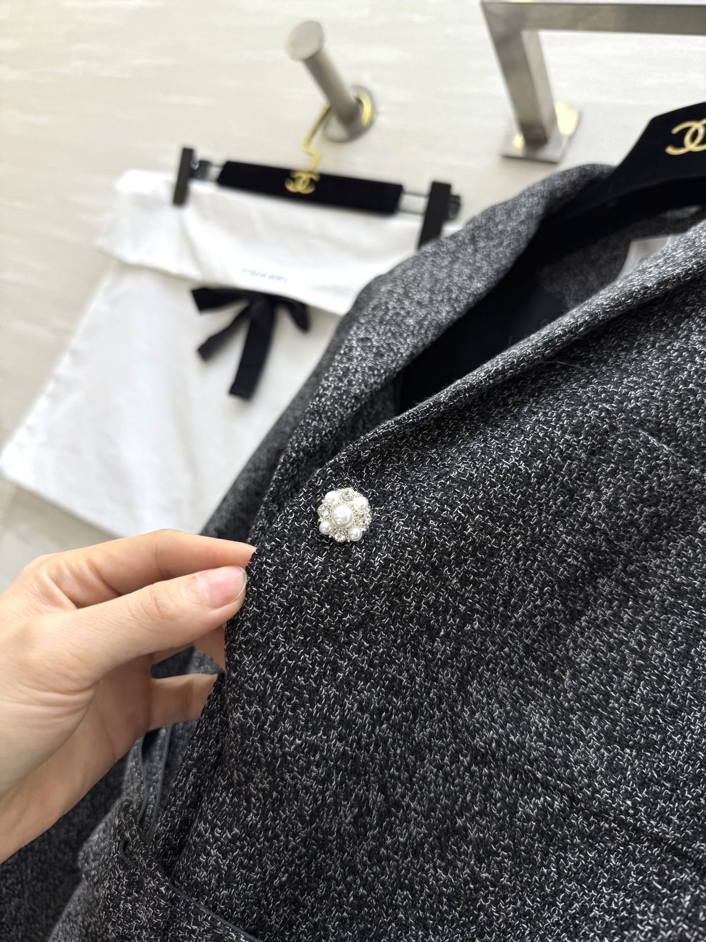 #Chane♡²⁶新款 粗花呢套装 黑灰混纺面料 低调有质感 上衣V领收腰设计 三颗珍珠扣超有法式优雅氛