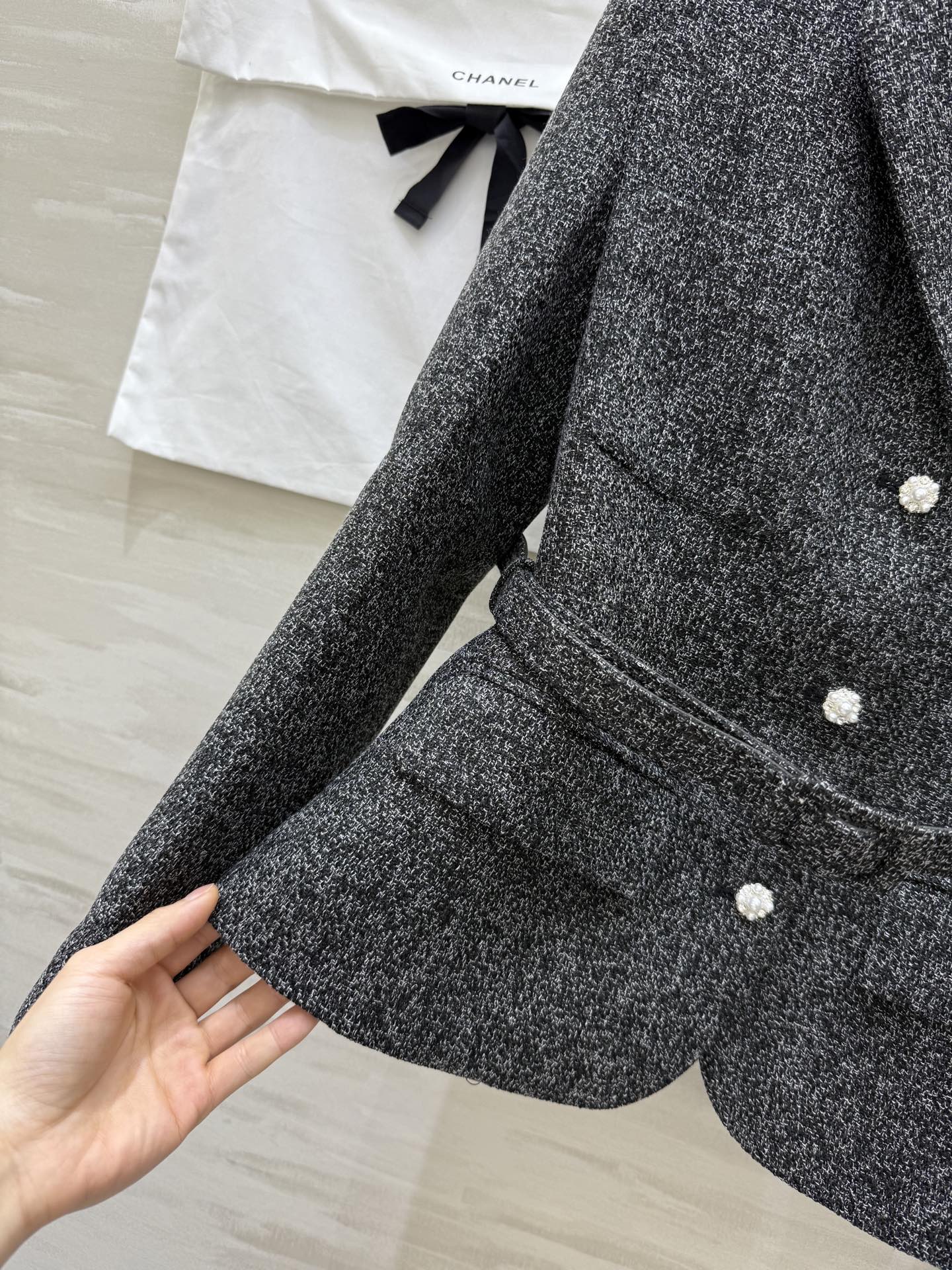 #Chane♡²⁶新款 粗花呢套装 黑灰混纺面料 低调有质感 上衣V领收腰设计 三颗珍珠扣超有法式优雅氛