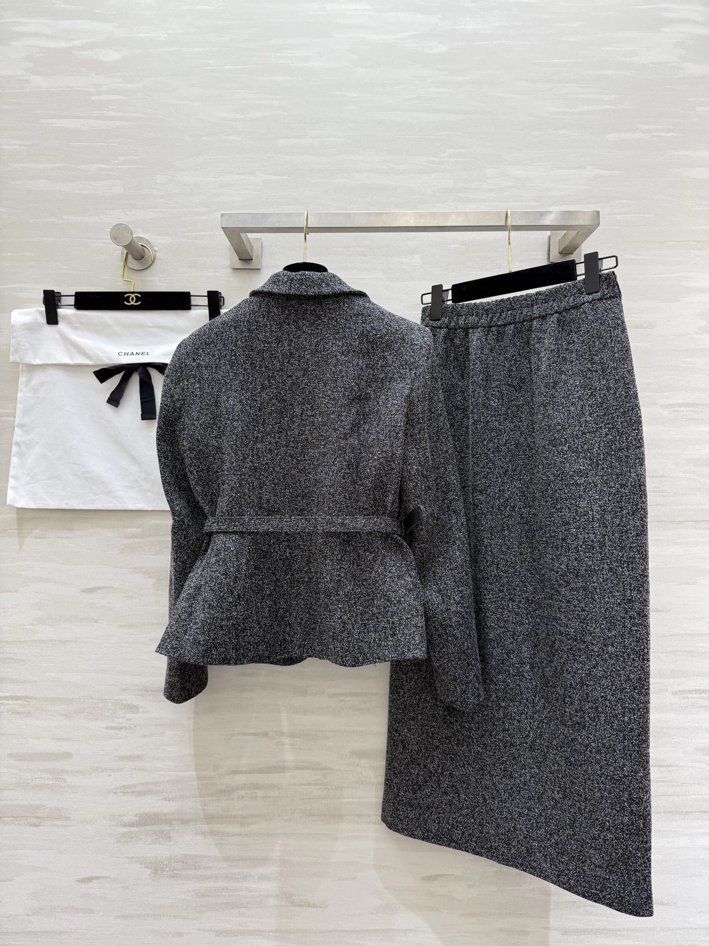 #Chane♡²⁶新款 粗花呢套装 黑灰混纺面料 低调有质感 上衣V领收腰设计 三颗珍珠扣超有法式优雅氛