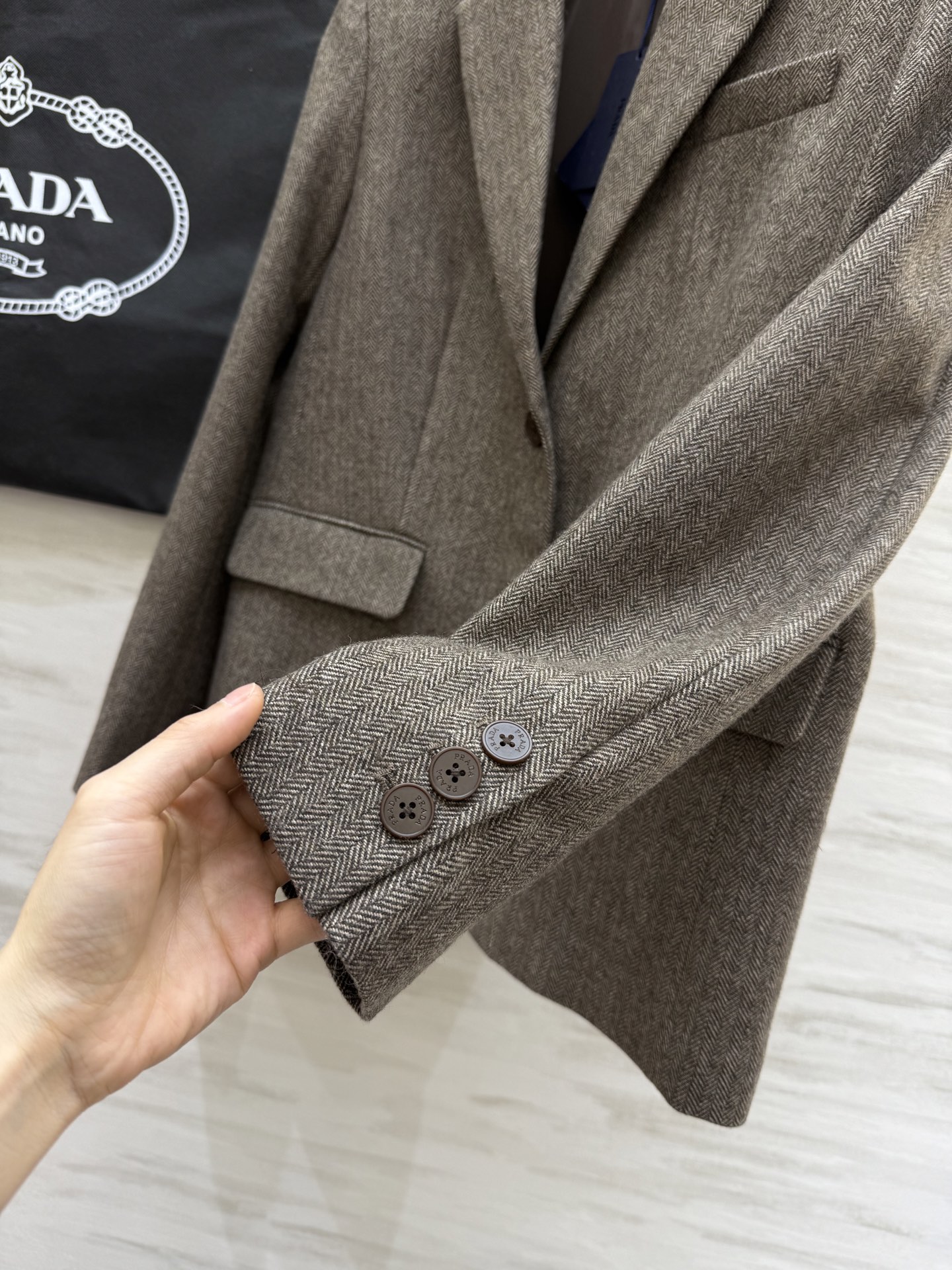 #Prad♡²⁶新款 羊毛混纺人字纹西装外套 微H直筒版型简约大气 高品质定制 现货首发size：S/M