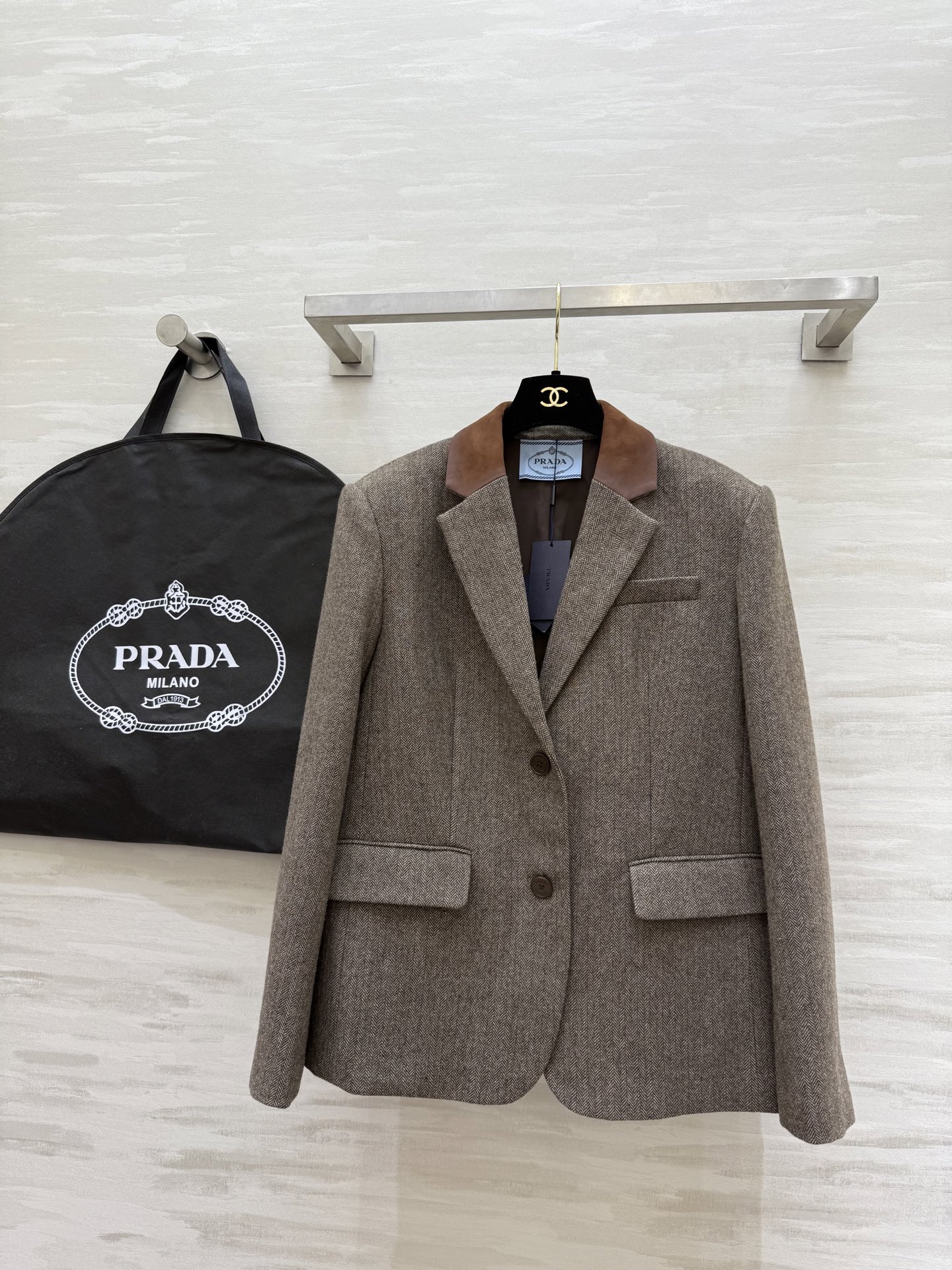 NO:684885,#Prad new style wool blended herringbone suit jacket, micro H straight version, simple and elegant, high quality customization, available in stock first size S/M/L (S size bust 98, length 67),, prada, jackets & coats, business suit,19860909#Prad新款 羊毛混纺人字纹西装外套 微H直筒版型简约大气 高品质定制 现货首发sizeS/M/L（s码胸围98,衣长67）,,prada,jackets & coats,business suit,,Women's clothing