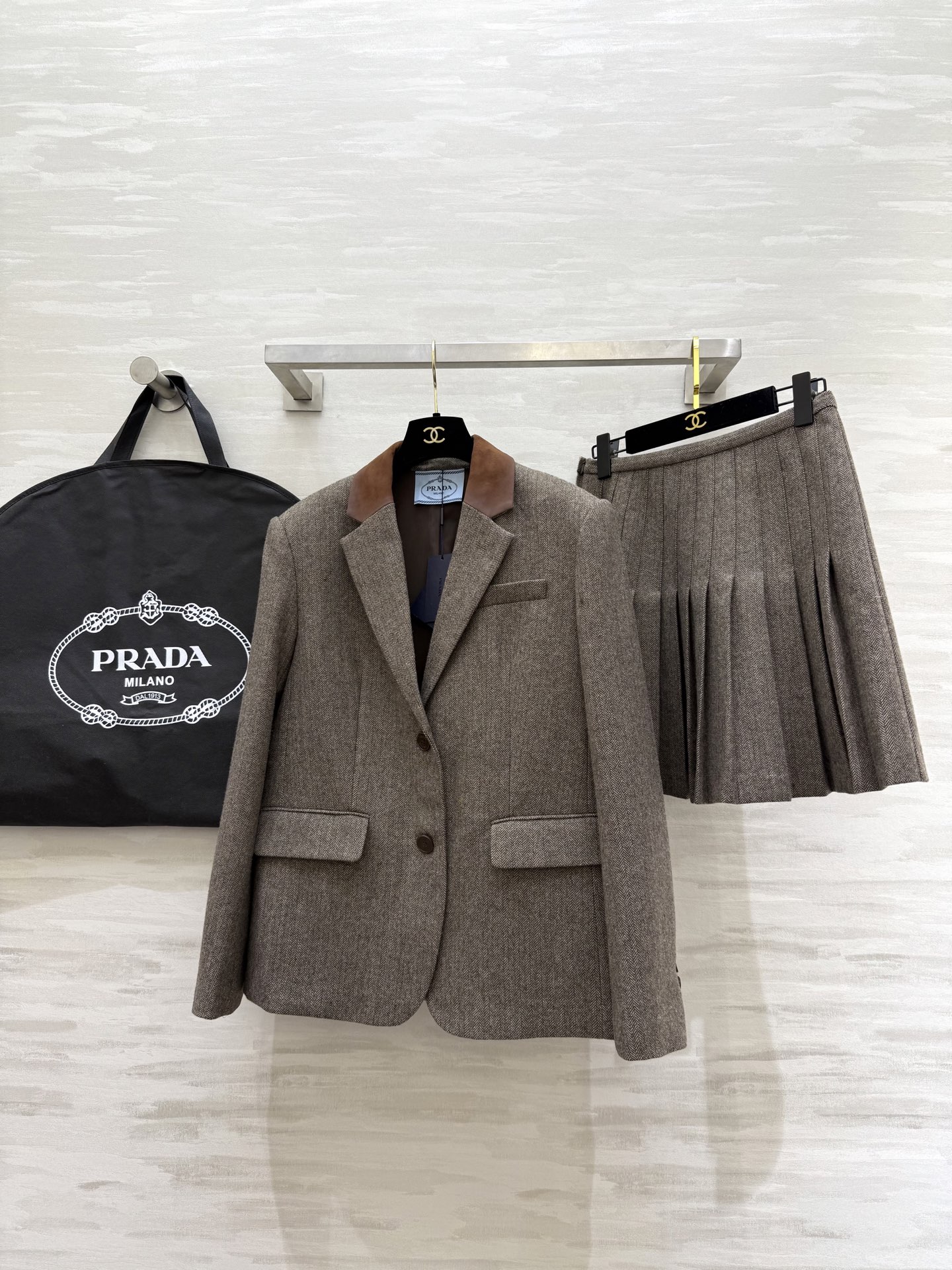 #Prad♡²⁶新款 羊毛混纺人字纹百褶半裙 高品质定制 现货首发size：S/M/L（s码腰围：66，