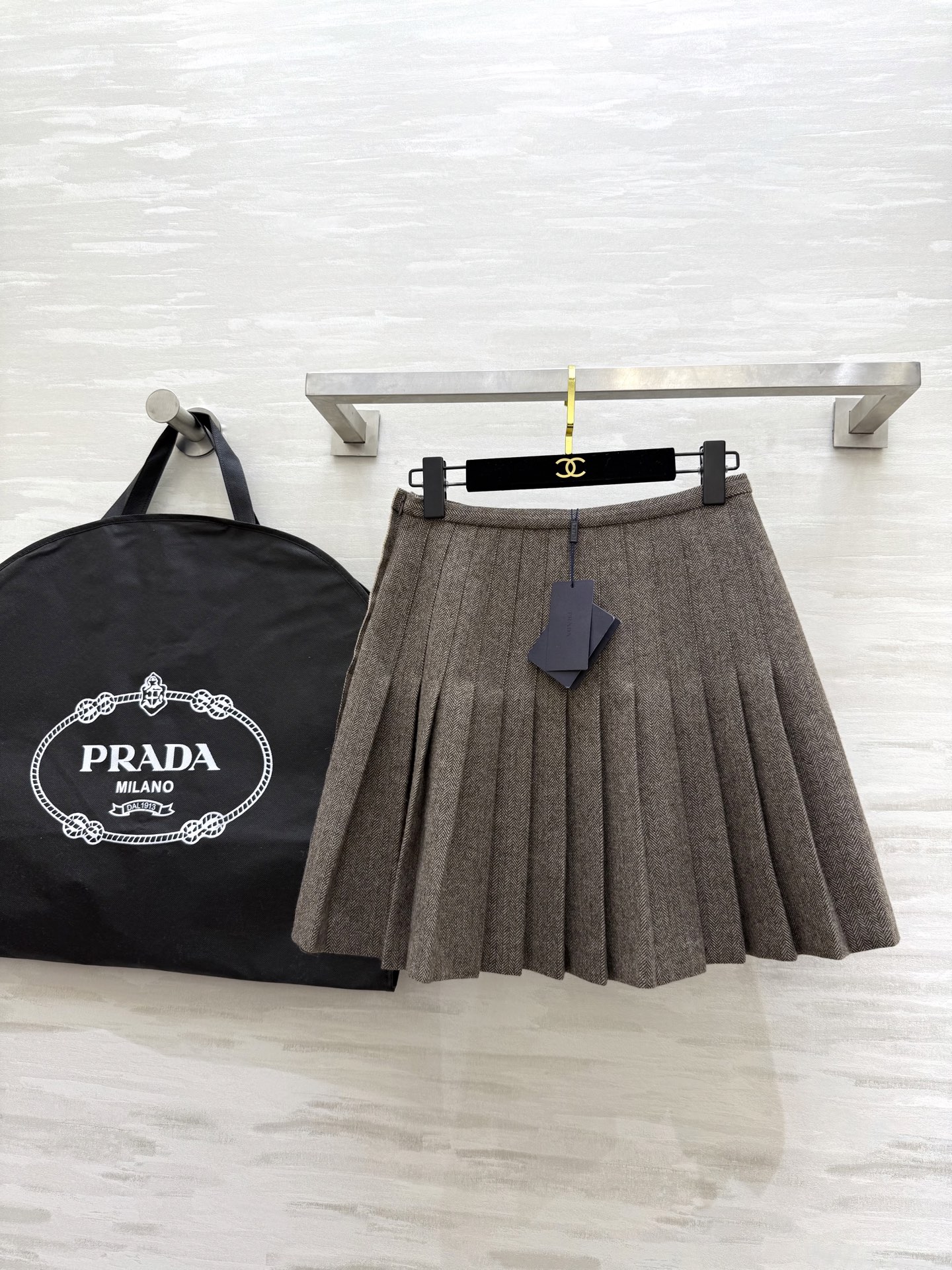 NO:684892,#Prad New Wool Blended Herringbone Pleated Skirt High Quality Customized Ready Available First SizeS/M/L (S Size Waist 66, Skirt Length 45),,prada,skirts,19860909#Prad新款 羊毛混纺人字纹百褶半裙 高品质定制 现货首发sizeS/M/L（s码腰围66,裙长45）,,prada,skirts,,Women's clothing