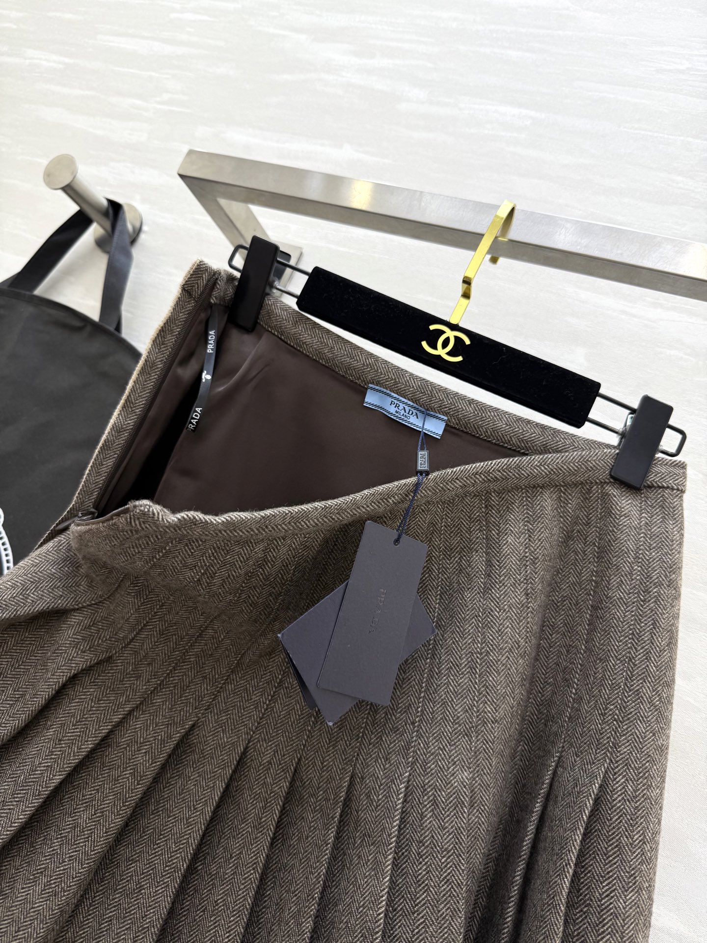 #Prad♡²⁶新款 羊毛混纺人字纹百褶半裙 高品质定制 现货首发size：S/M/L（s码腰围：66，