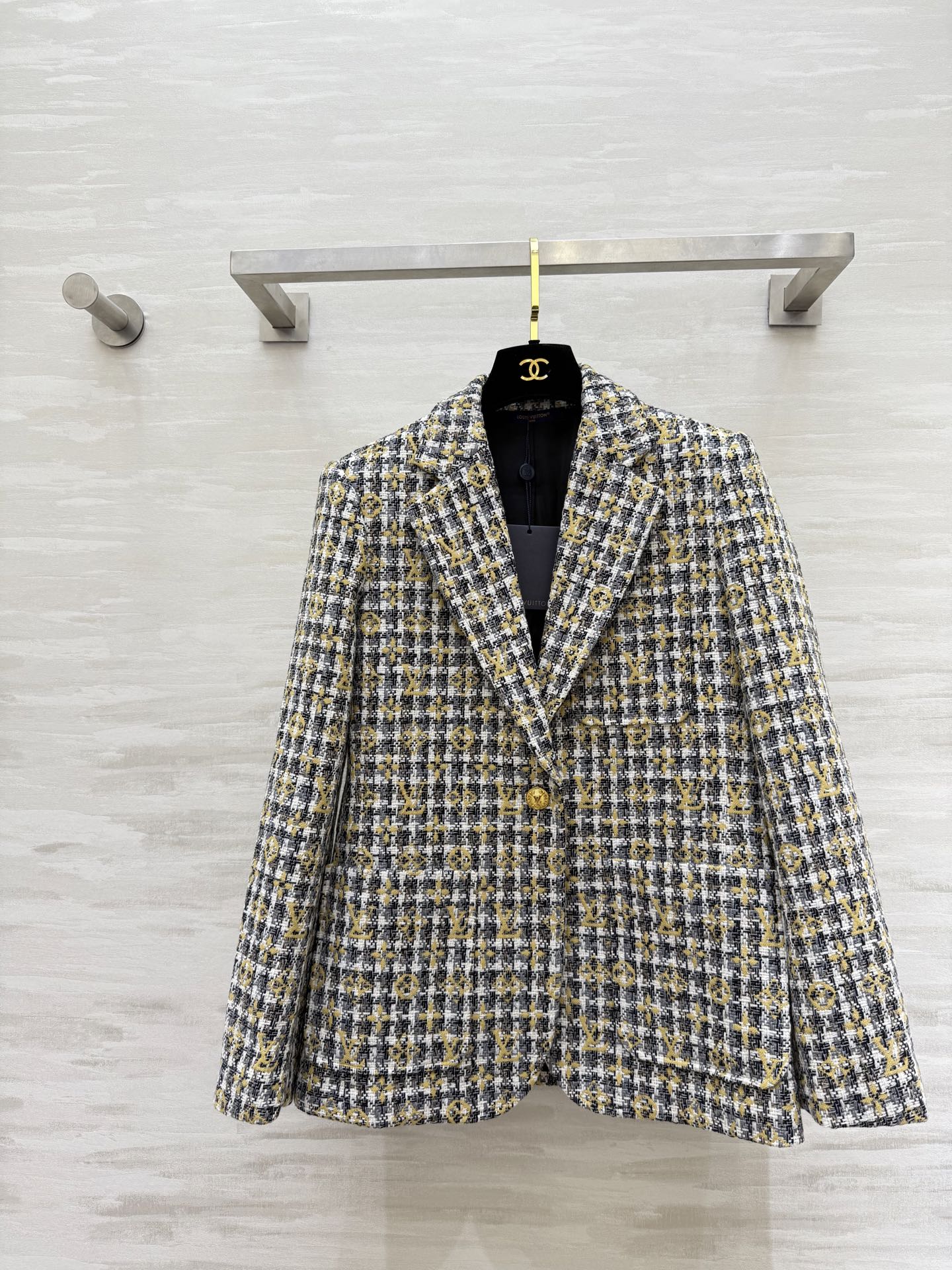 NO:684902,#Lv new classic plaid tweed suit jacket with monogrammed letters, full of elegant retro temperament!  The tweed material is thick and textured. The single-row two-button lapel design is neatly cut. High-quality. Available in stock for the first time in sizes S/M/L (S size bust 96, length 64), Louis Vuitton, jackets & coats, business suit,19860909#Lv 新款 经典格纹粗花呢西装外套 字母交织 优雅复古气质满分！粗花呢材质厚实有纹理 单排两粒扣翻领设计剪裁利落 高品质 现货首发sizeS/M/L（s码胸围96,衣长64）,,louis vuitton,jackets & coats,business suit,,Women's clothing