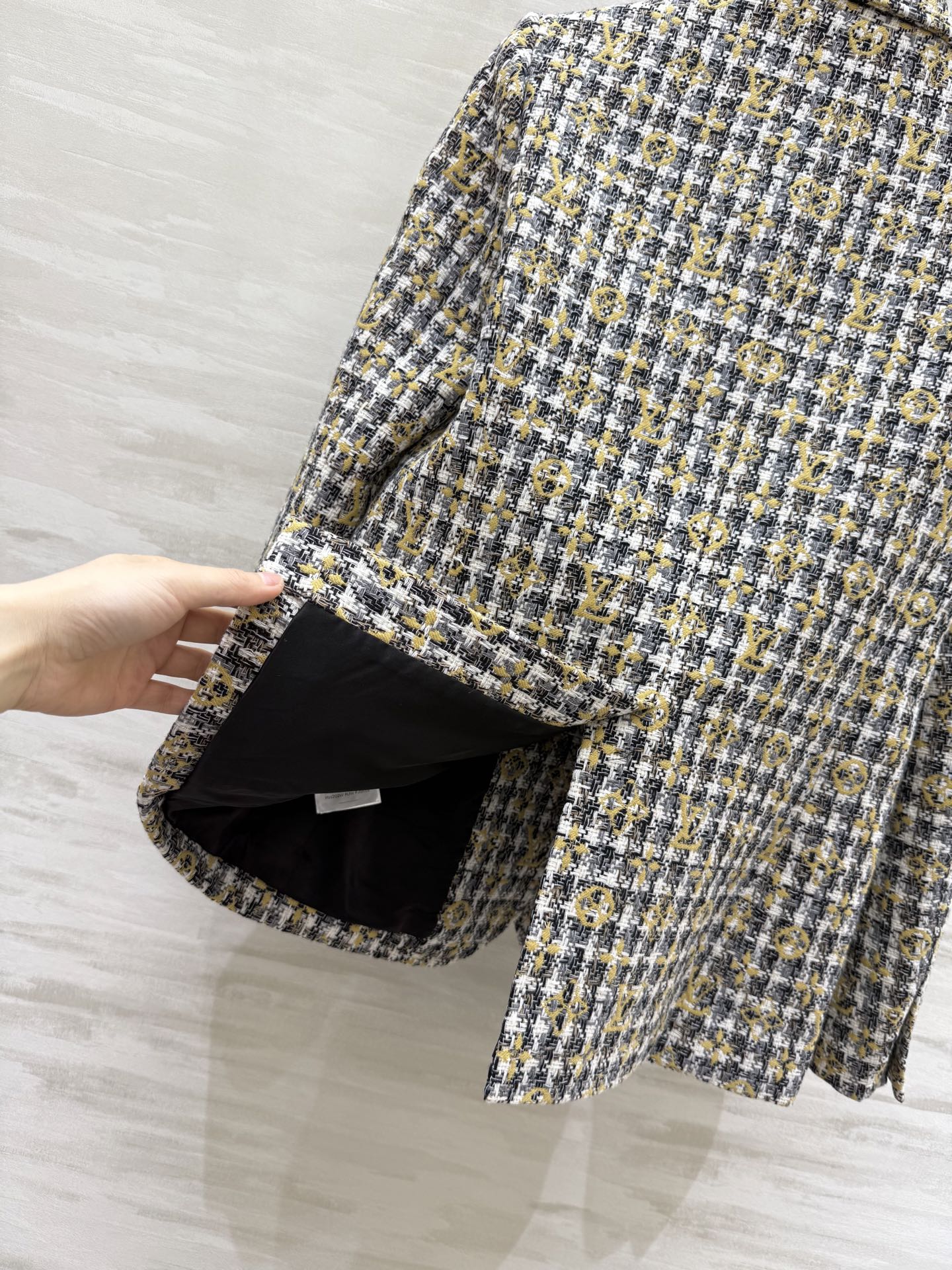 #Lv ²⁶新款 经典格纹粗花呢西装外套 字母交织 优雅复古气质满分！粗花呢材质厚实有纹理 单排两粒扣翻