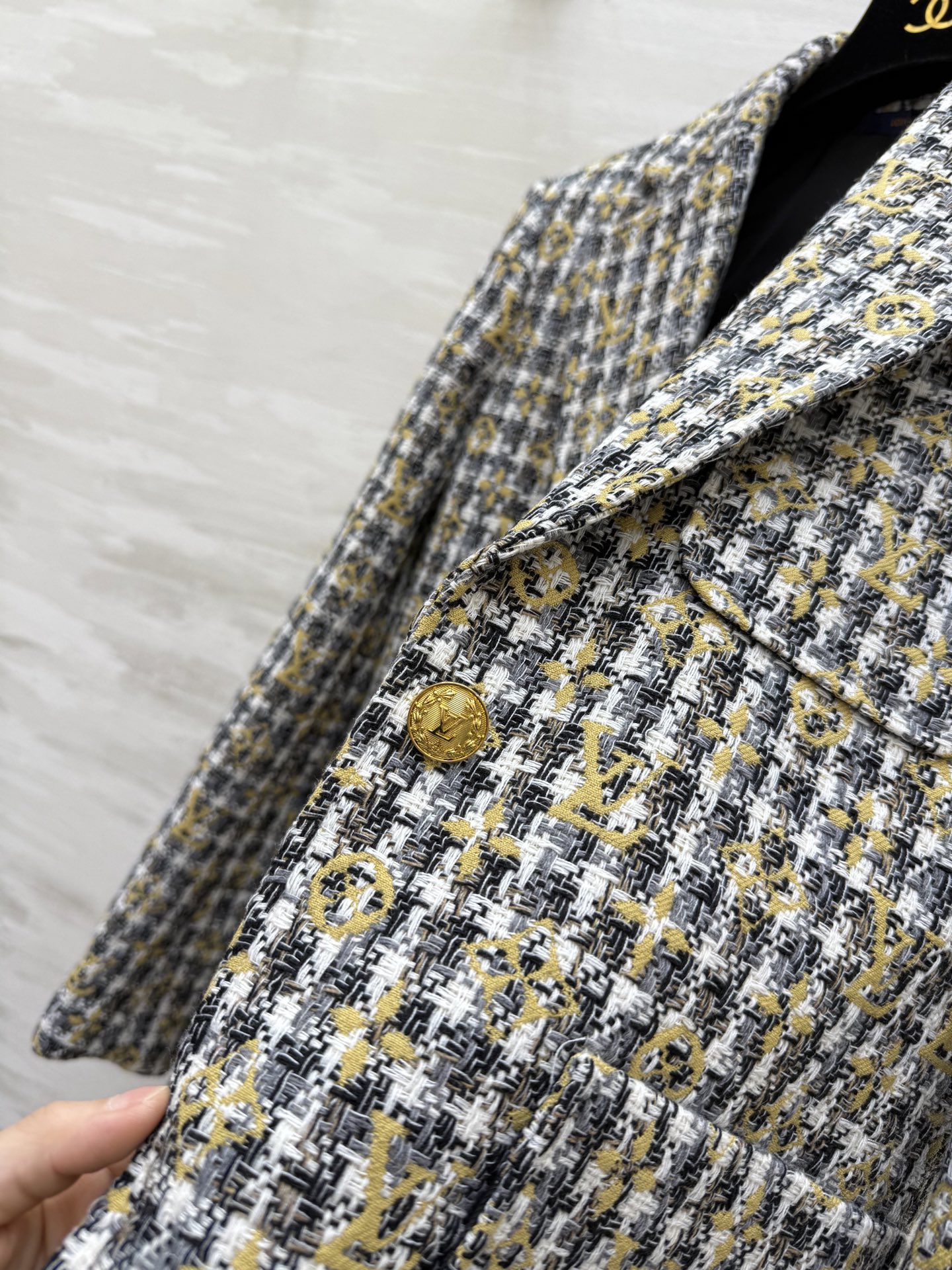 #Lv ²⁶新款 经典格纹粗花呢西装外套 字母交织 优雅复古气质满分！粗花呢材质厚实有纹理 单排两粒扣翻