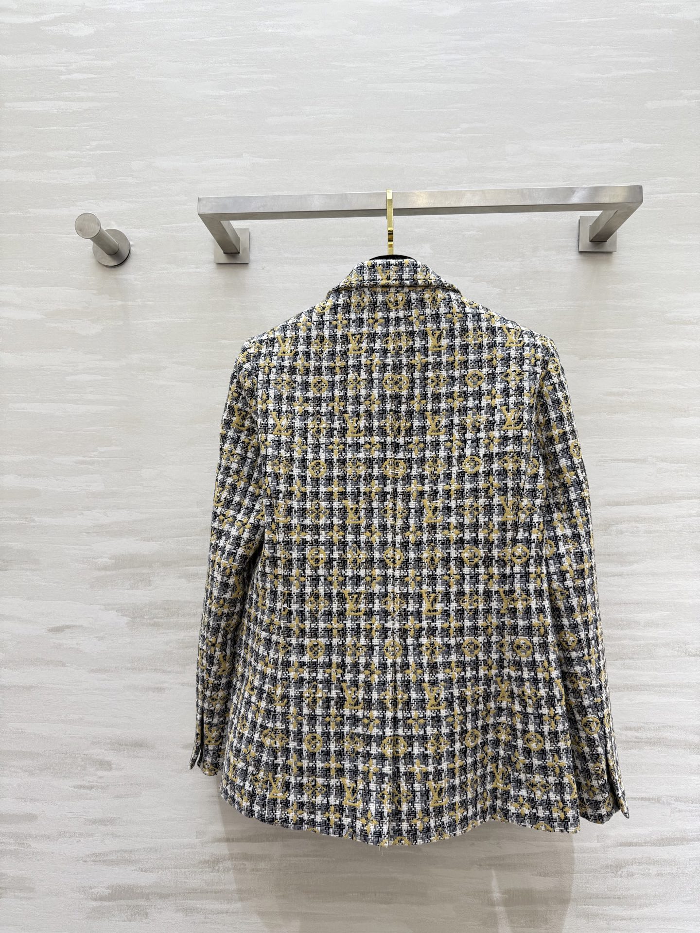 #Lv ²⁶新款 经典格纹粗花呢西装外套 字母交织 优雅复古气质满分！粗花呢材质厚实有纹理 单排两粒扣翻