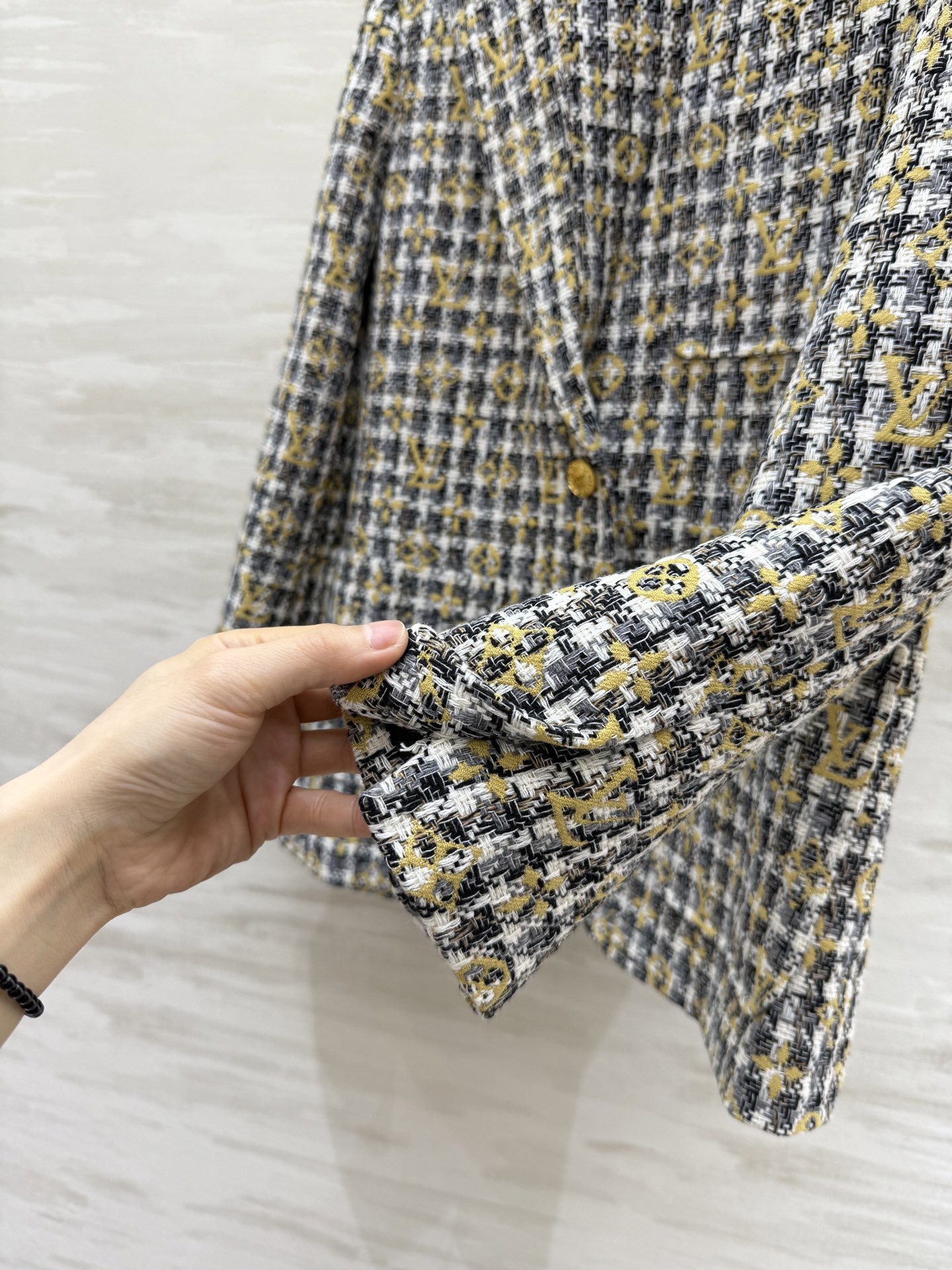 #Lv ²⁶新款 经典格纹粗花呢西装外套 字母交织 优雅复古气质满分！粗花呢材质厚实有纹理 单排两粒扣翻