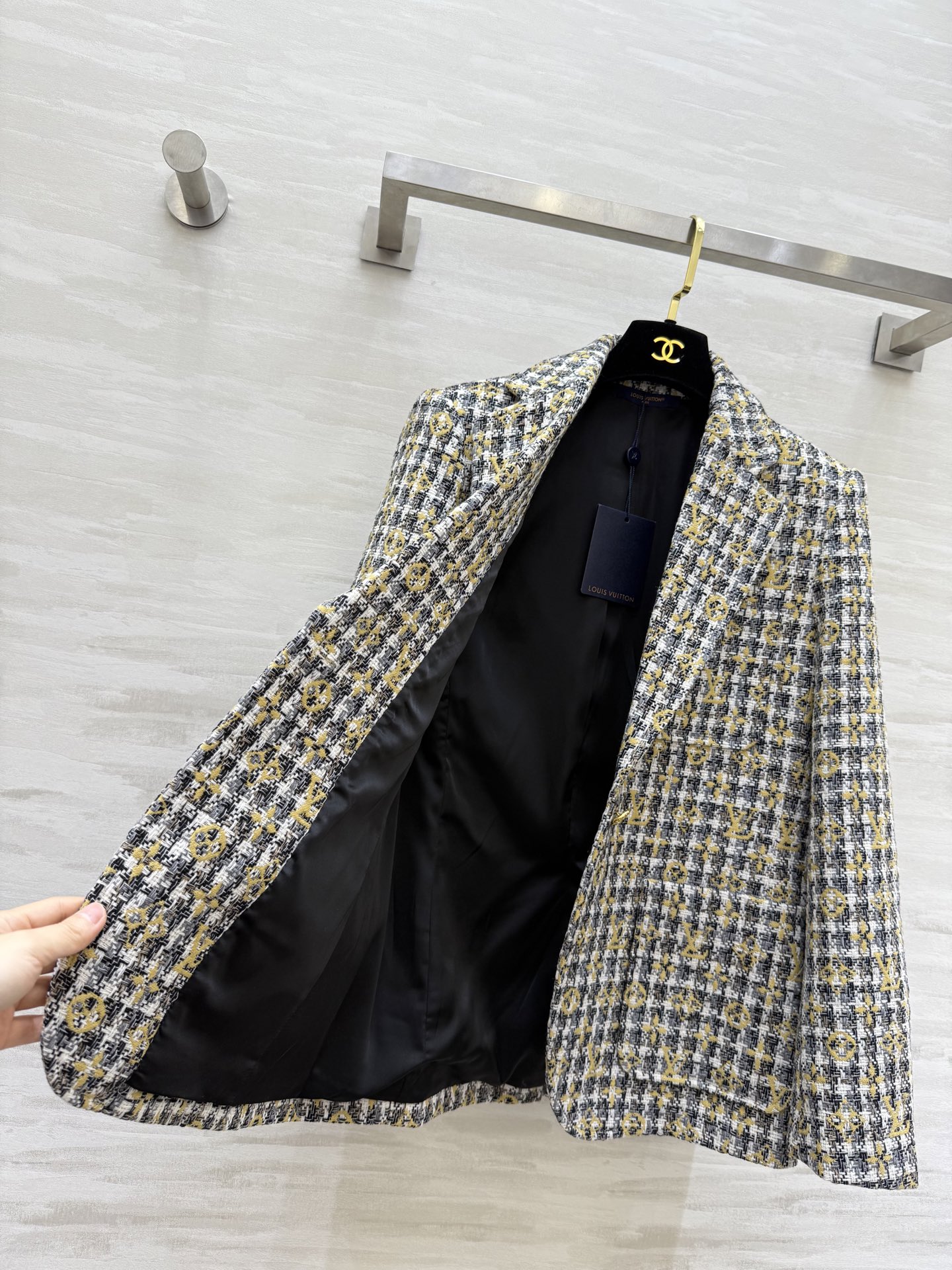 #Lv ²⁶新款 经典格纹粗花呢西装外套 字母交织 优雅复古气质满分！粗花呢材质厚实有纹理 单排两粒扣翻