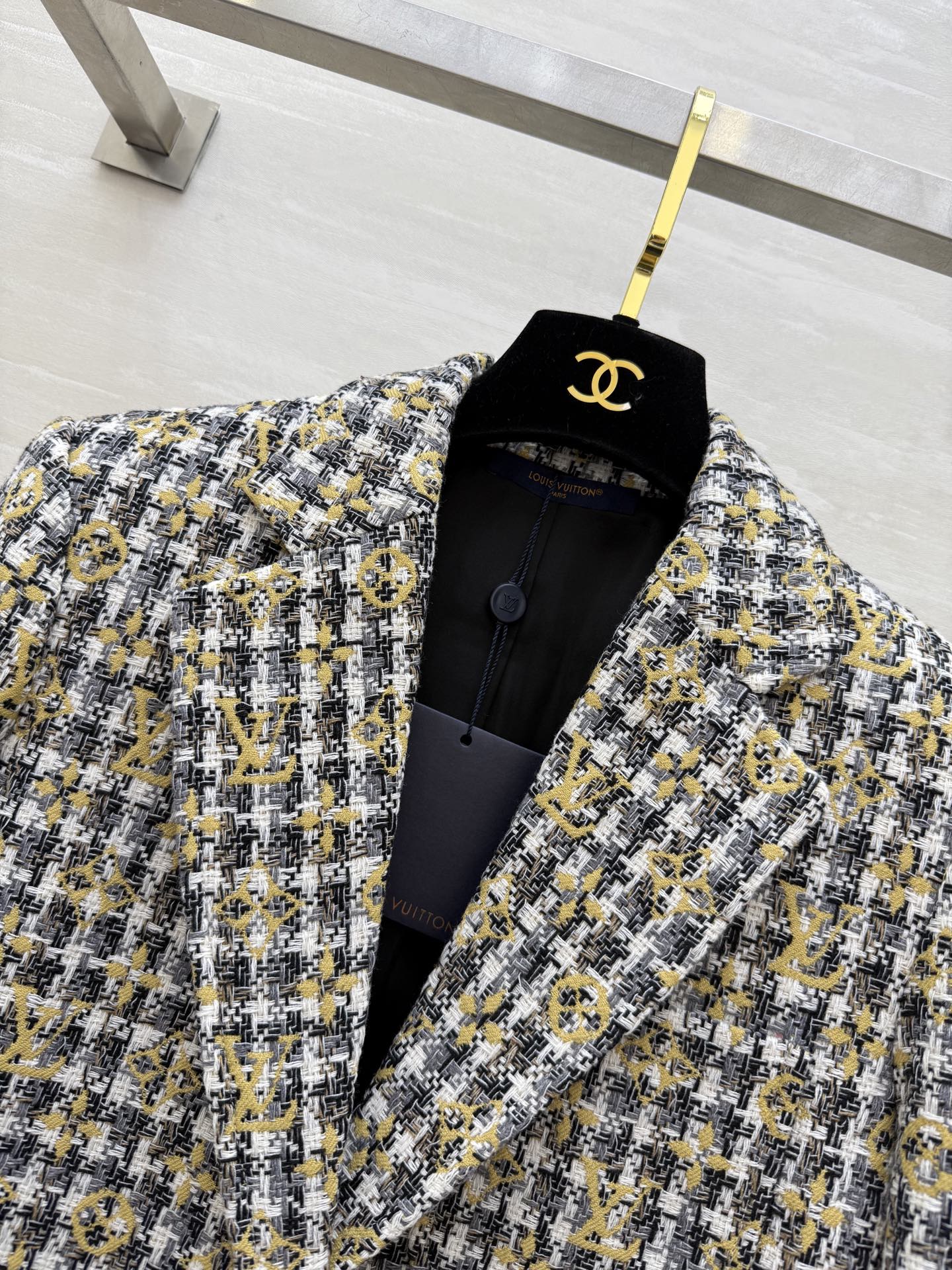 #Lv ²⁶新款 经典格纹粗花呢西装外套 字母交织 优雅复古气质满分！粗花呢材质厚实有纹理 单排两粒扣翻