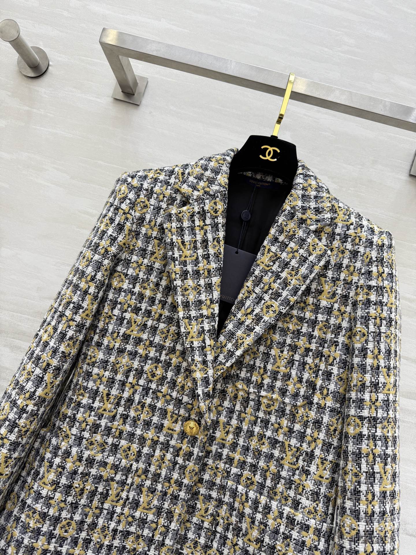 #Lv ²⁶新款 经典格纹粗花呢西装外套 字母交织 优雅复古气质满分！粗花呢材质厚实有纹理 单排两粒扣翻