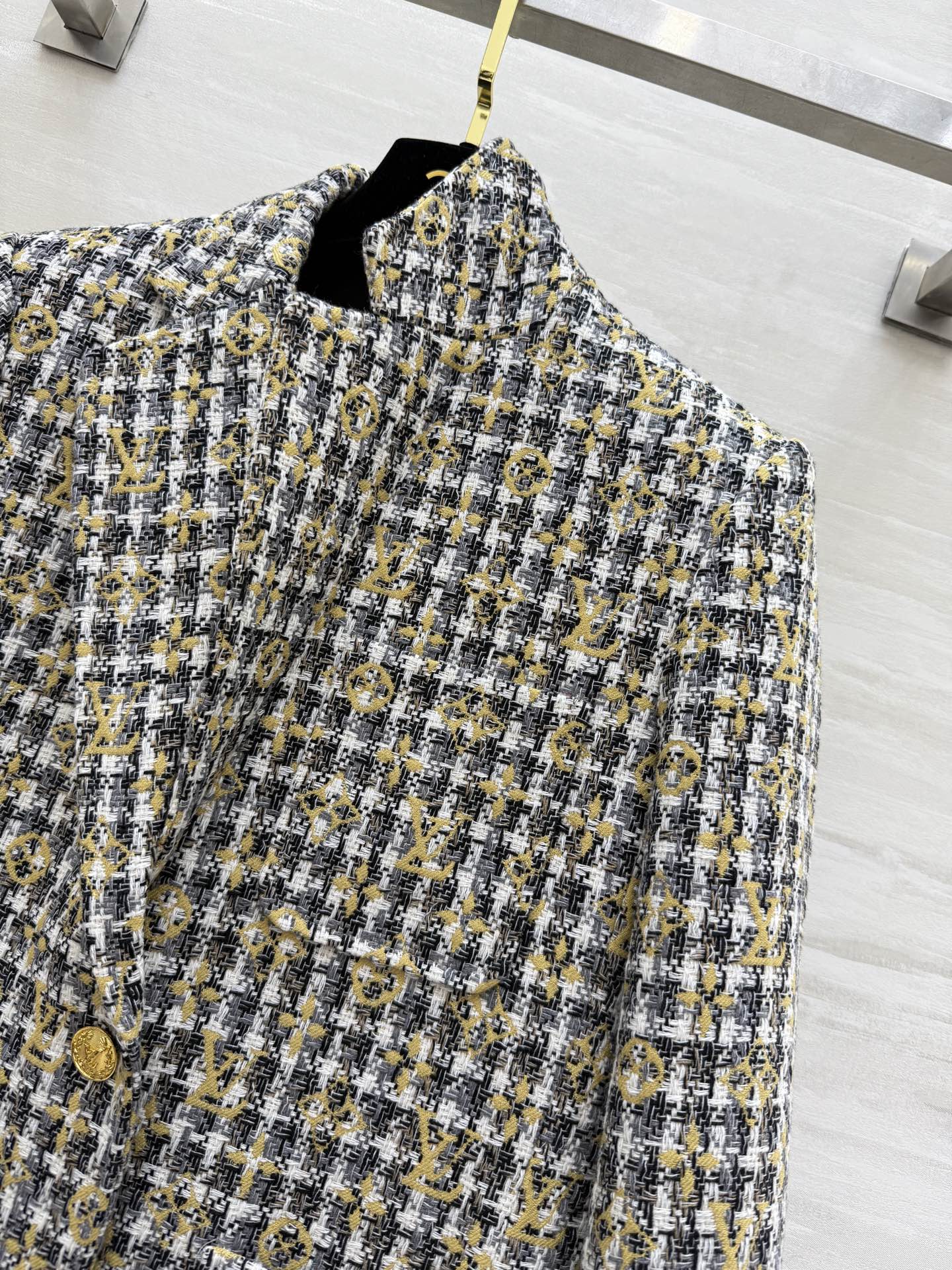 #Lv ²⁶新款 经典格纹粗花呢西装外套 字母交织 优雅复古气质满分！粗花呢材质厚实有纹理 单排两粒扣翻