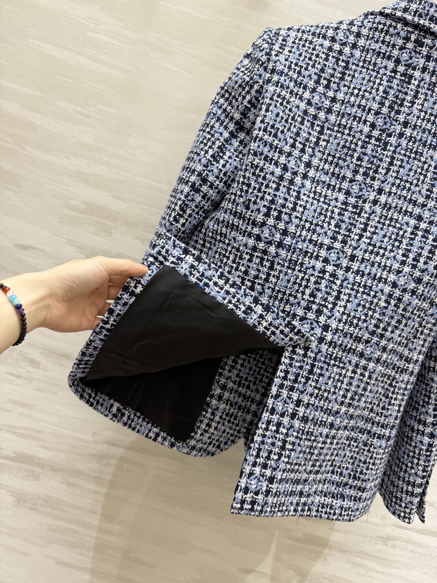 #Lv ²⁶新款 经典格纹粗花呢西装外套 字母交织 优雅复古气质满分！粗花呢材质厚实有纹理 单排两粒扣翻