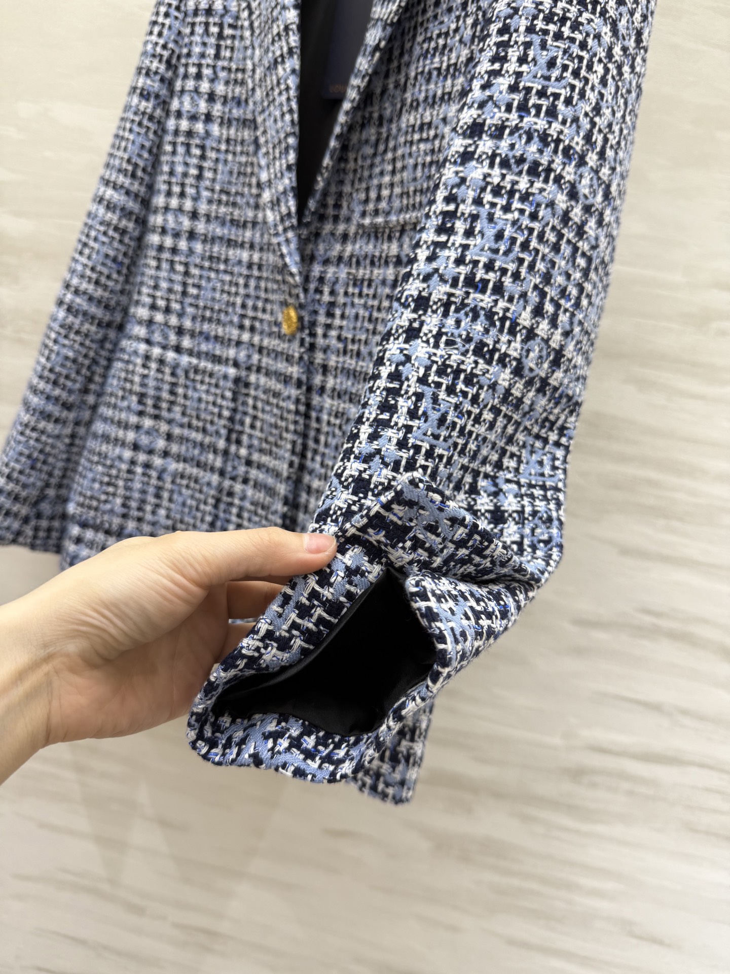 #Lv ²⁶新款 经典格纹粗花呢西装外套 字母交织 优雅复古气质满分！粗花呢材质厚实有纹理 单排两粒扣翻