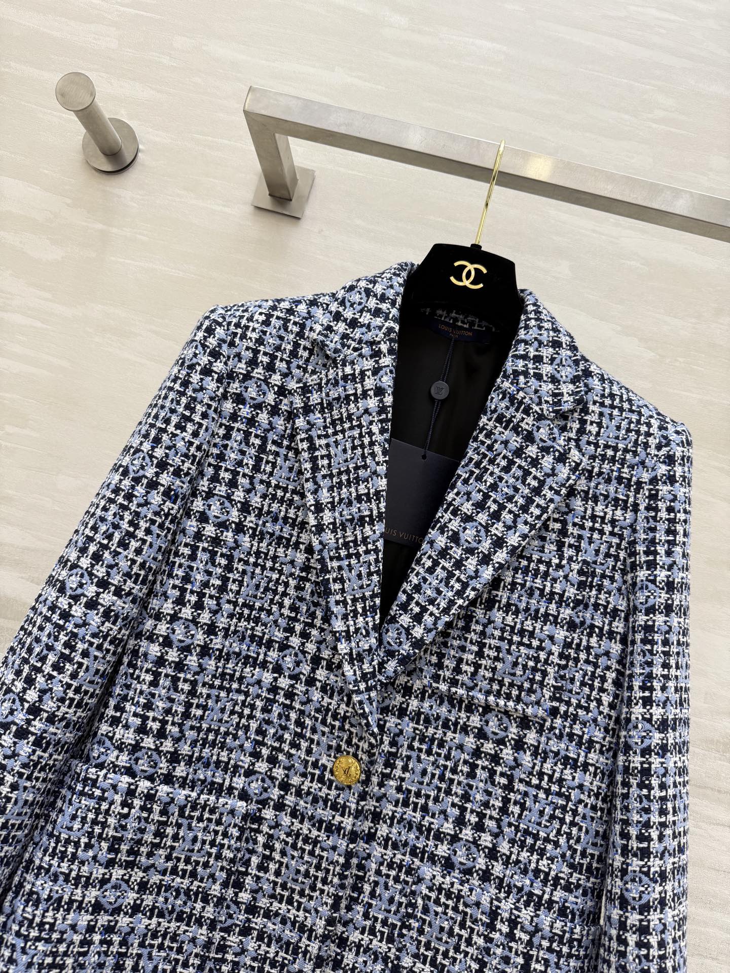#Lv ²⁶新款 经典格纹粗花呢西装外套 字母交织 优雅复古气质满分！粗花呢材质厚实有纹理 单排两粒扣翻