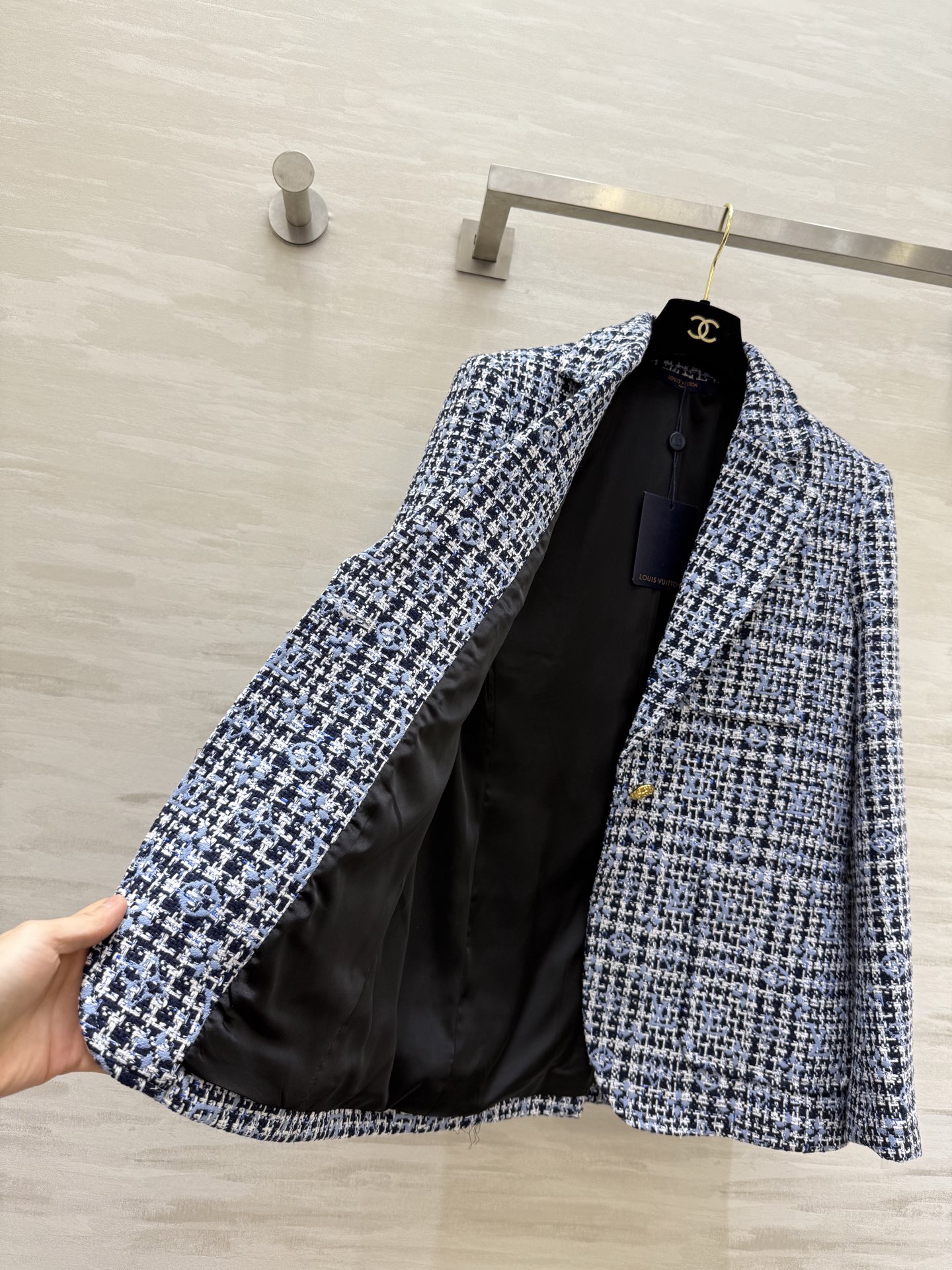 #Lv ²⁶新款 经典格纹粗花呢西装外套 字母交织 优雅复古气质满分！粗花呢材质厚实有纹理 单排两粒扣翻