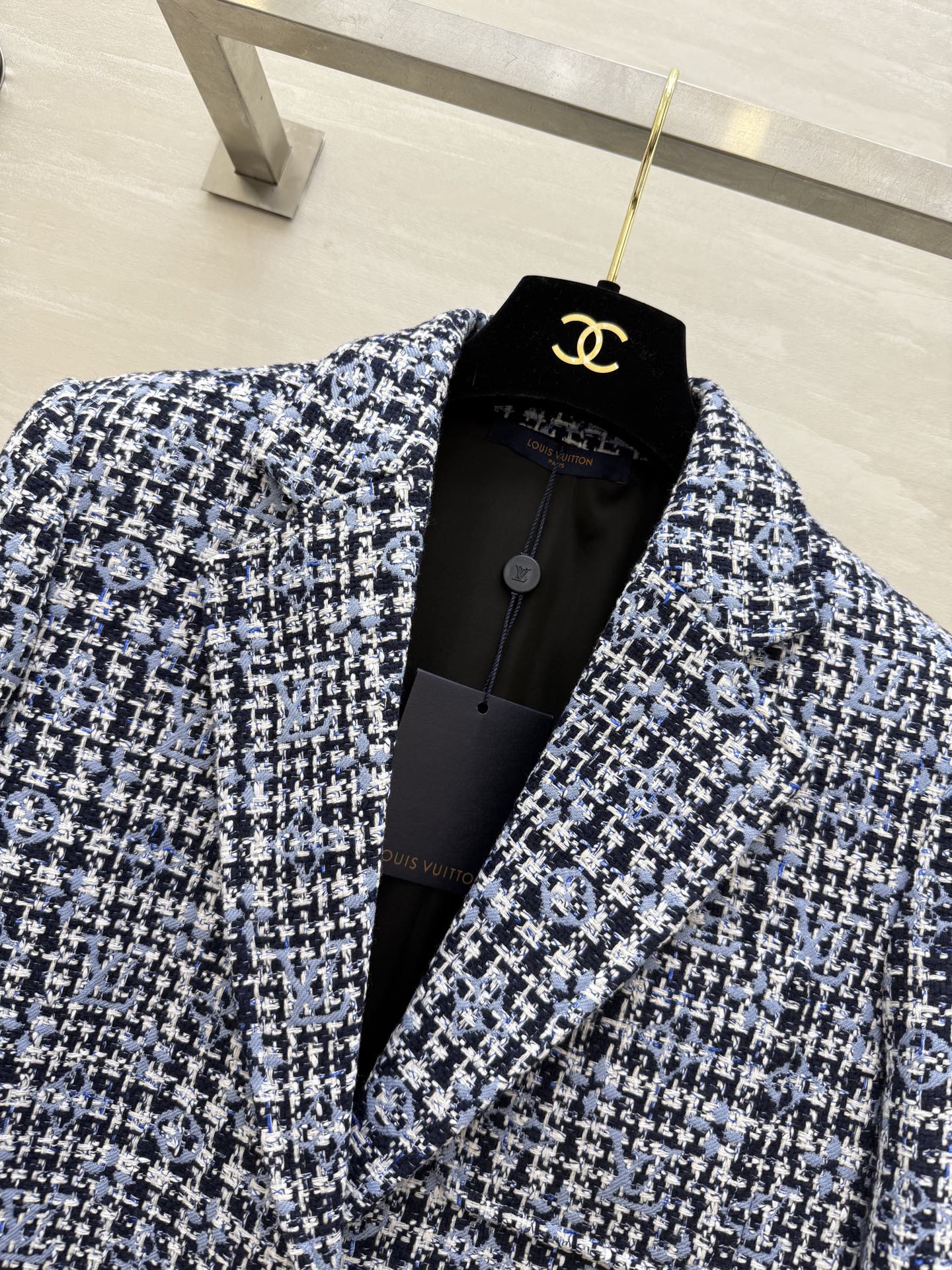 #Lv ²⁶新款 经典格纹粗花呢西装外套 字母交织 优雅复古气质满分！粗花呢材质厚实有纹理 单排两粒扣翻