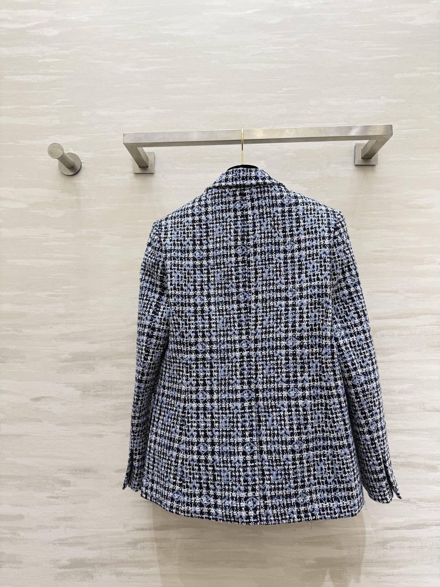 #Lv ²⁶新款 经典格纹粗花呢西装外套 字母交织 优雅复古气质满分！粗花呢材质厚实有纹理 单排两粒扣翻