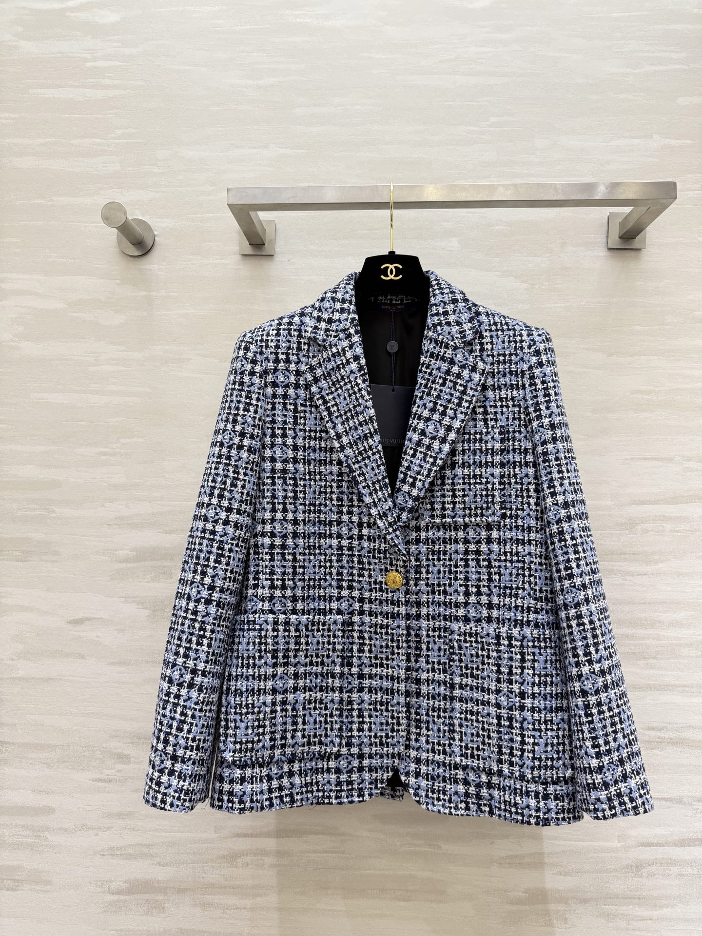NO:684909,#Lv new classic plaid tweed suit jacket with monogrammed letters, full of elegant retro temperament!  The tweed material is thick and textured. The single-row two-button lapel design is neatly cut. High-quality. Available in stock for the first time in sizes S/M/L (S size bust 96, length 64), Louis Vuitton, jackets & coats, business suit,19860909#Lv 新款 经典格纹粗花呢西装外套 字母交织 优雅复古气质满分！粗花呢材质厚实有纹理 单排两粒扣翻领设计剪裁利落 高品质 现货首发sizeS/M/L（s码胸围96,衣长64）,,louis vuitton,jackets & coats,business suit,,Women's clothing