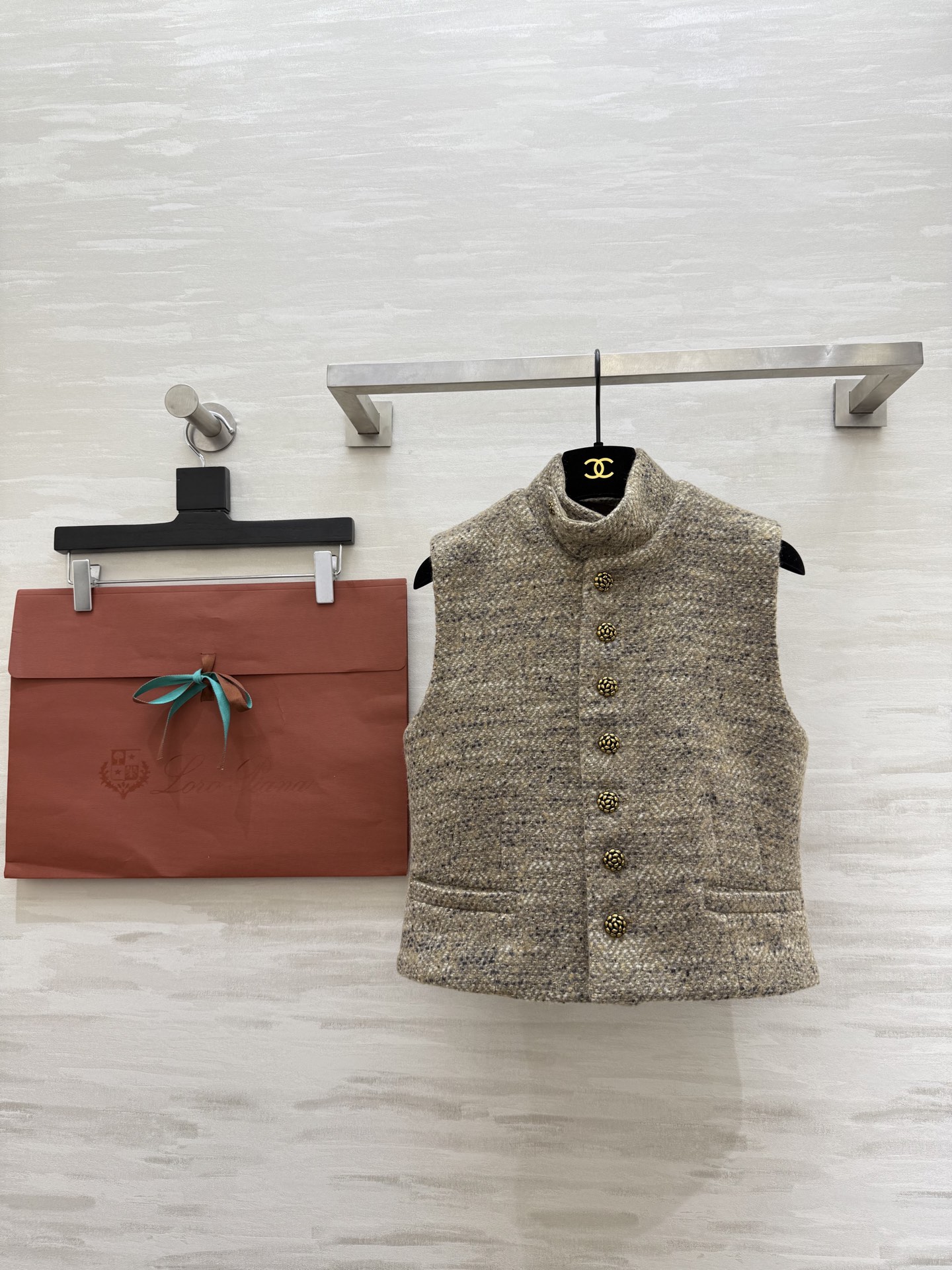 NO:684917,Loro Pian's new alpaca vest jacket, high-quality customization, available in stock first size S/M/L (S size bust 82, length 44),,loro piana,jackets & coats,19860909Loro Pian新款 羊驼毛马甲外套 高品质定制 现货首发sizeS/M/L（s码胸围82,衣长44）,,loro piana,jackets & coats,,Women's clothing