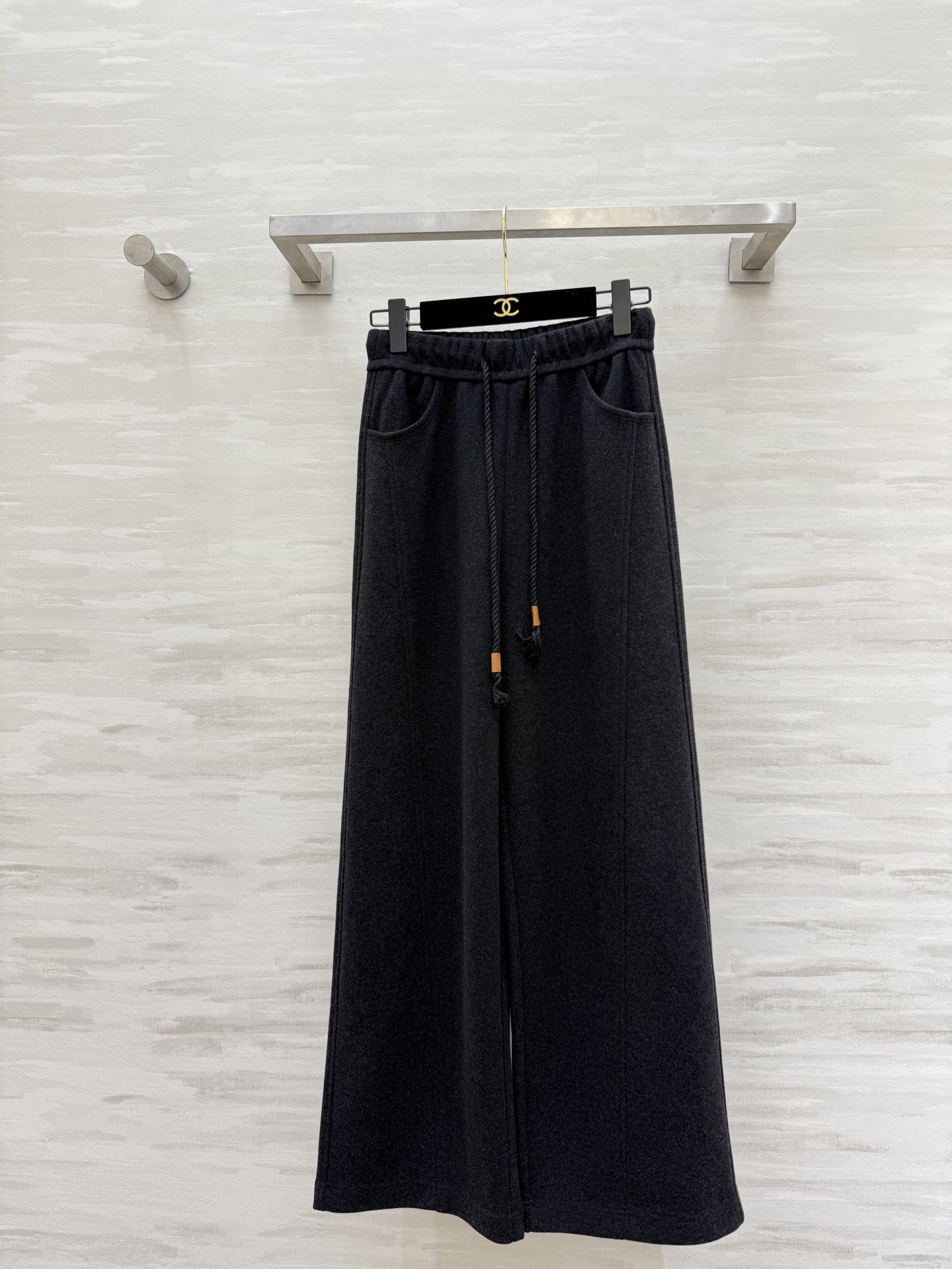 NO:684930,#Loew new style wool straight pants, invincible pants shape, high quality customization, available in stock first size 26/27/28/29/30 (size 27 waist 66, trouser length 103,,loewe,19860909#Loew新款 羊毛直筒裤 无敌好裤型 高品质定制 现货首发size26/27/28/29/30（27码腰围66,裤长103,,loewe,,Women's clothing