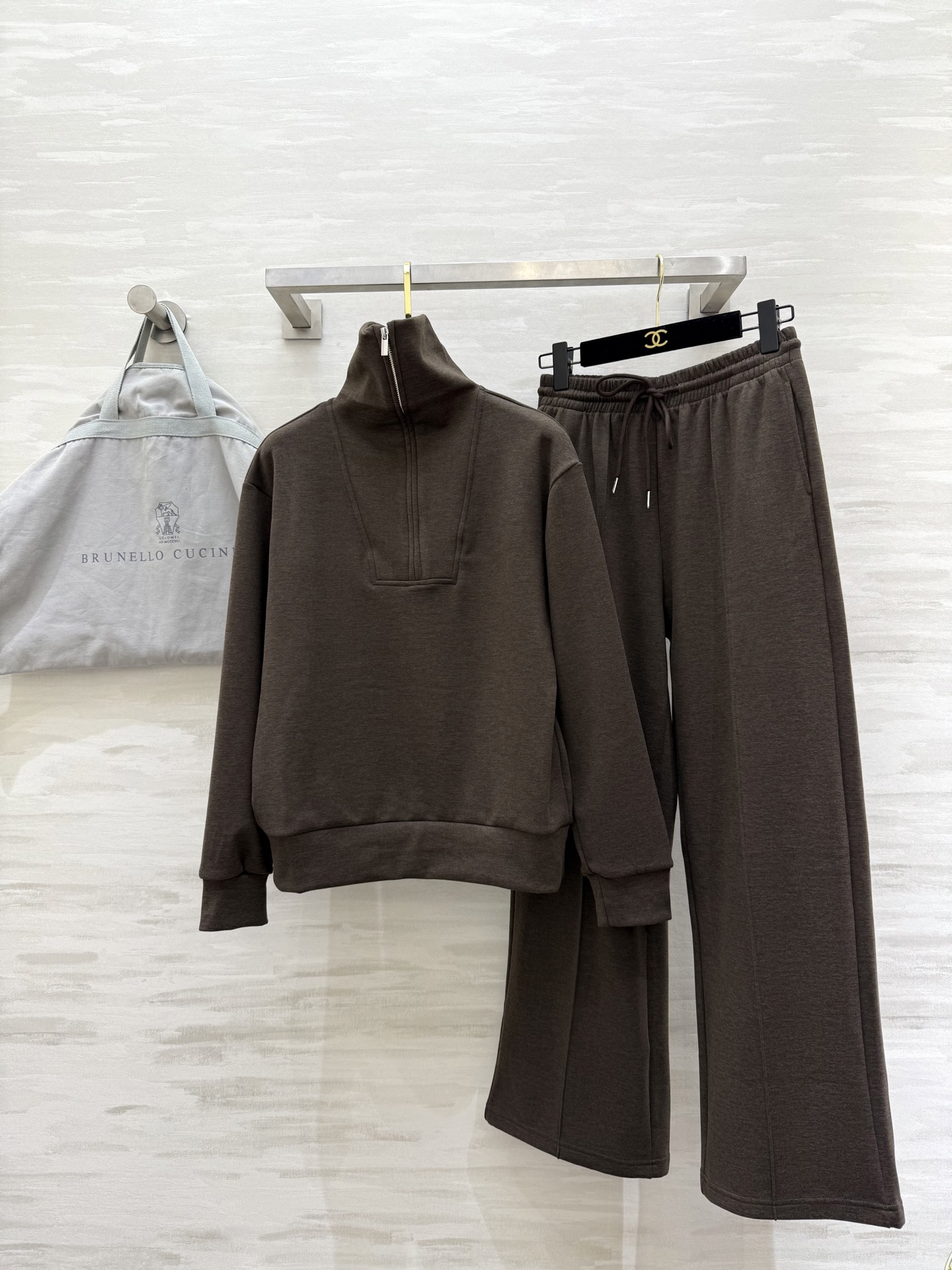 NO:684969,Brunello Cucinell zipper sweatshirt suit, simple and loose design, cotton fabric, soft and comfortable, suitable for daily or casual occasions!  High-quality customization, available in stock first size S/M/L (S size shoulder width 50, chest 110, length 57, pants waist 66, pants length 98), brunello cucinelli, hoodie, sweatshirts,19860909Brunello Cucinell拉链卫衣套装 简约宽松设计 棉质面料 柔软舒适 适合日常或休闲场合穿搭！高品质定制 现货首发sizeS/M/L（s码肩宽50,胸围110,衣长57,裤子腰围66,裤长98）,,brunello cucinelli,hoodie,sweatshirts,,Women's clothing