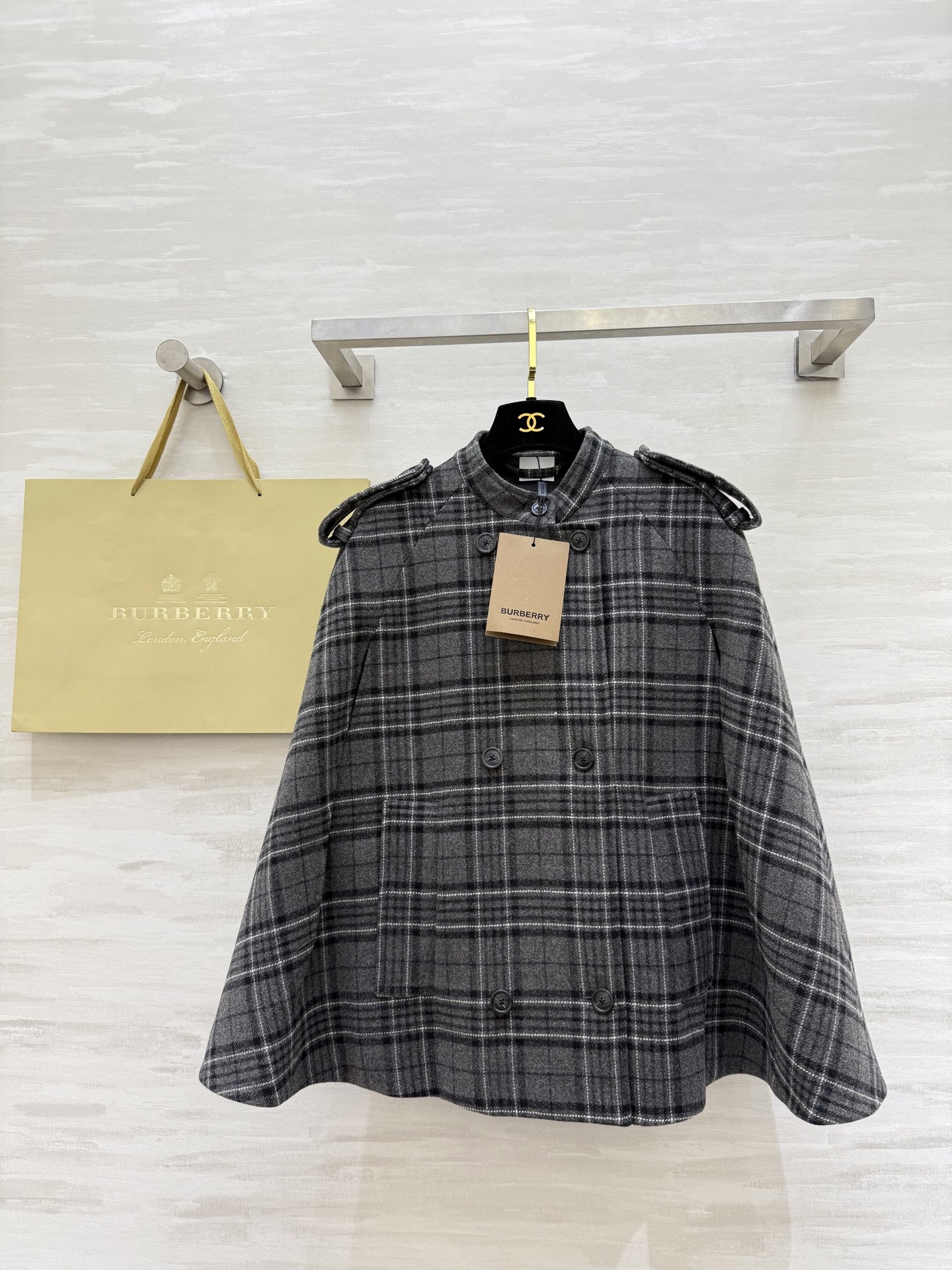 NO:684976,#Burberr Early Spring New Style British Style Pattern Cape Jacket High Quality Customized Ready Available First SizeS/M/L (S Size Bust 114, Length 64),,burberry,jackets & coats,19860909#Burberr早春新款 英伦风格纹斗篷式外套 高品质定制 现货首发sizeS/M/L（s码胸围114,衣长64）,,burberry,jackets & coats,,Women's clothing