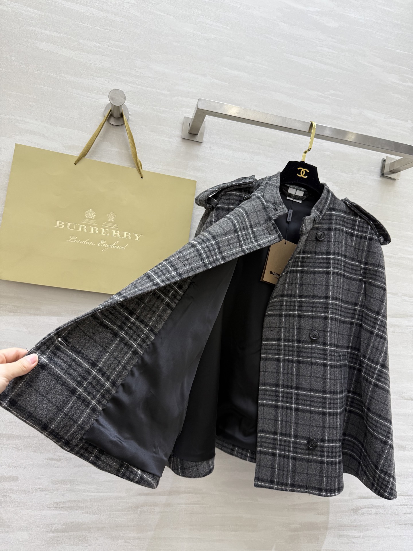 #Burberr♡²⁶早春新款 英伦风格纹斗篷式外套 高品质定制 现货首发size：S/M/L（s码胸围