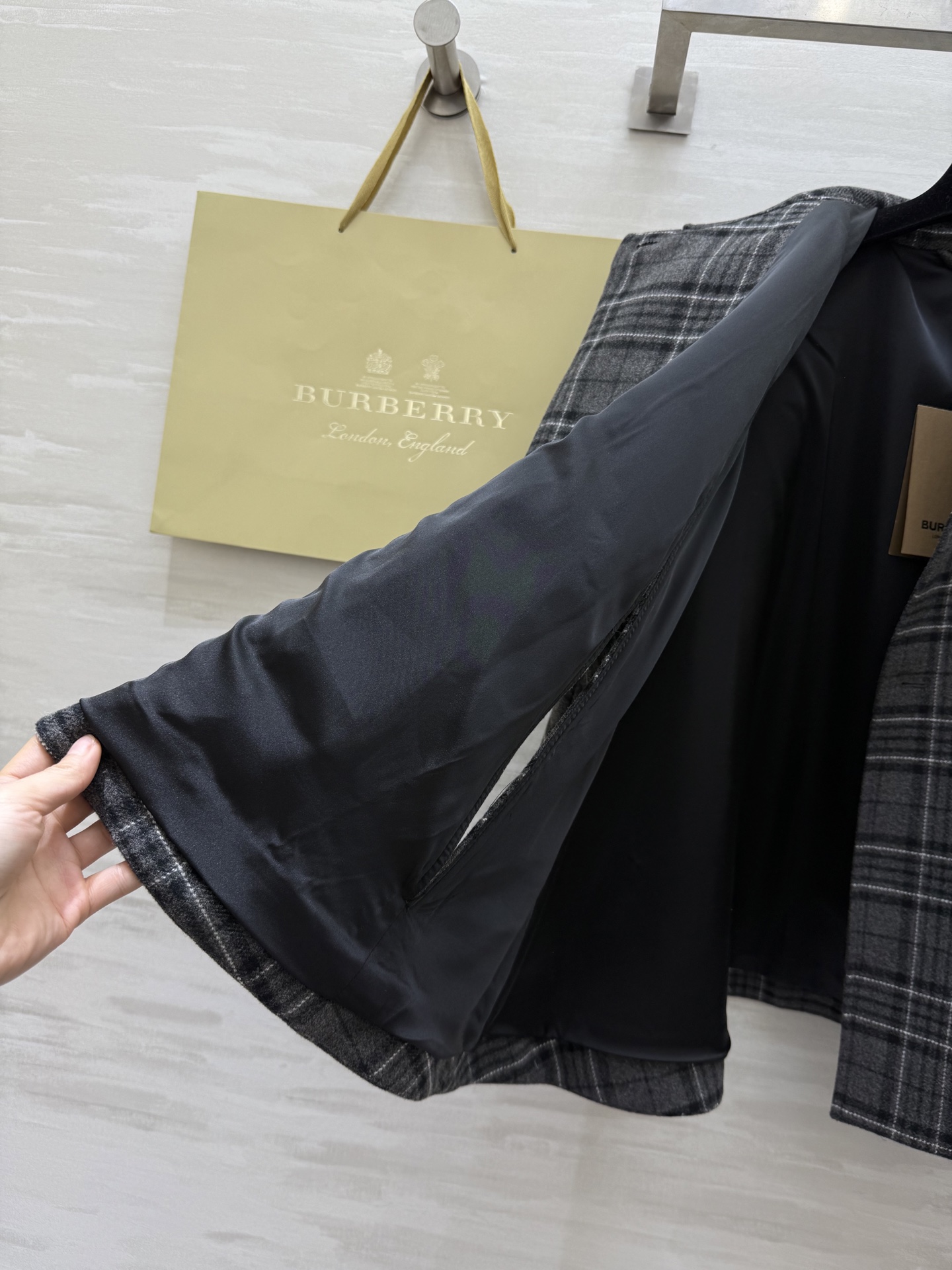 #Burberr♡²⁶早春新款 英伦风格纹斗篷式外套 高品质定制 现货首发size：S/M/L（s码胸围